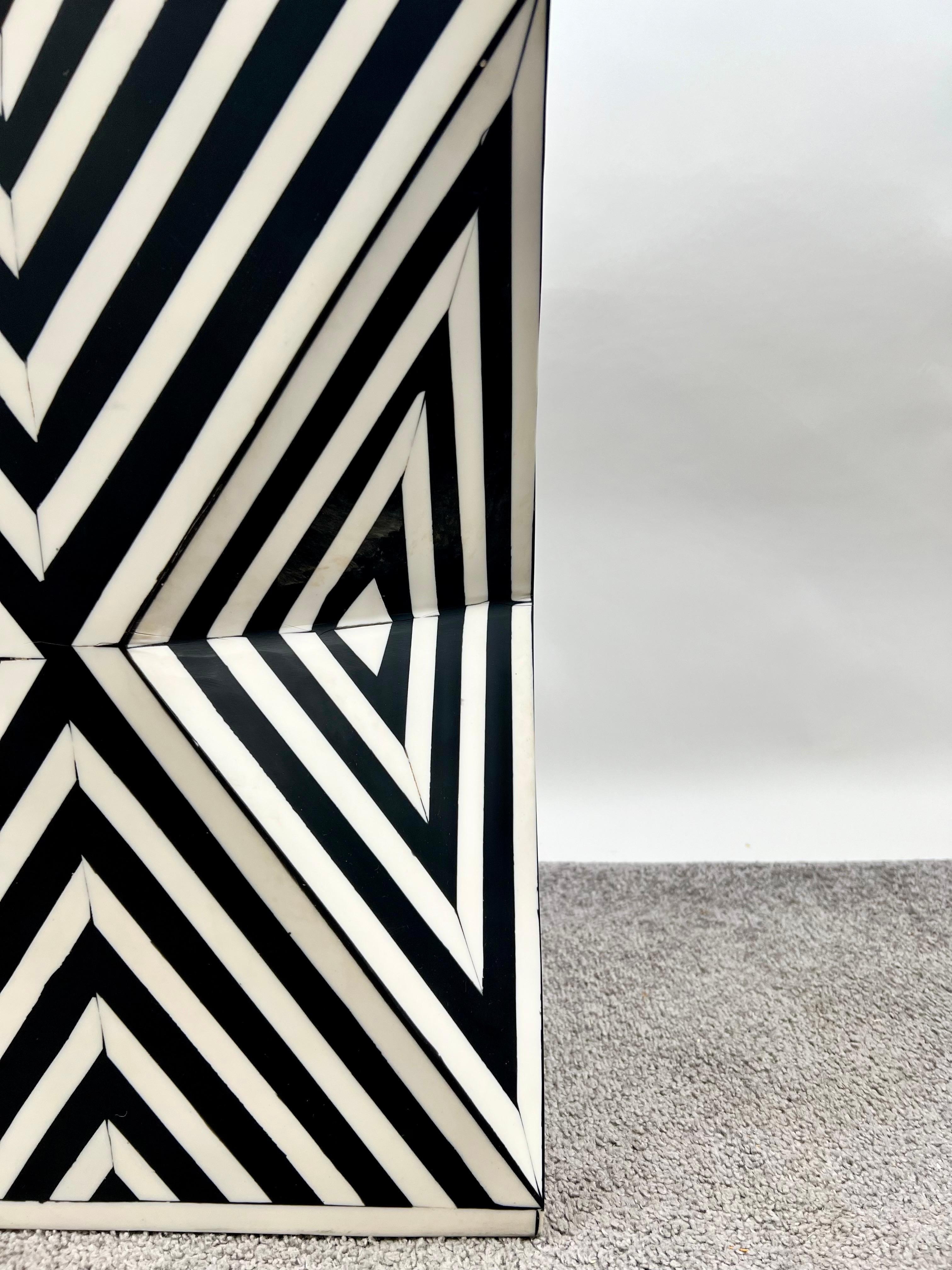 Paire de tables d'appoint ou de tabourets en résine noire et blanche de style Art Déco en vente 7