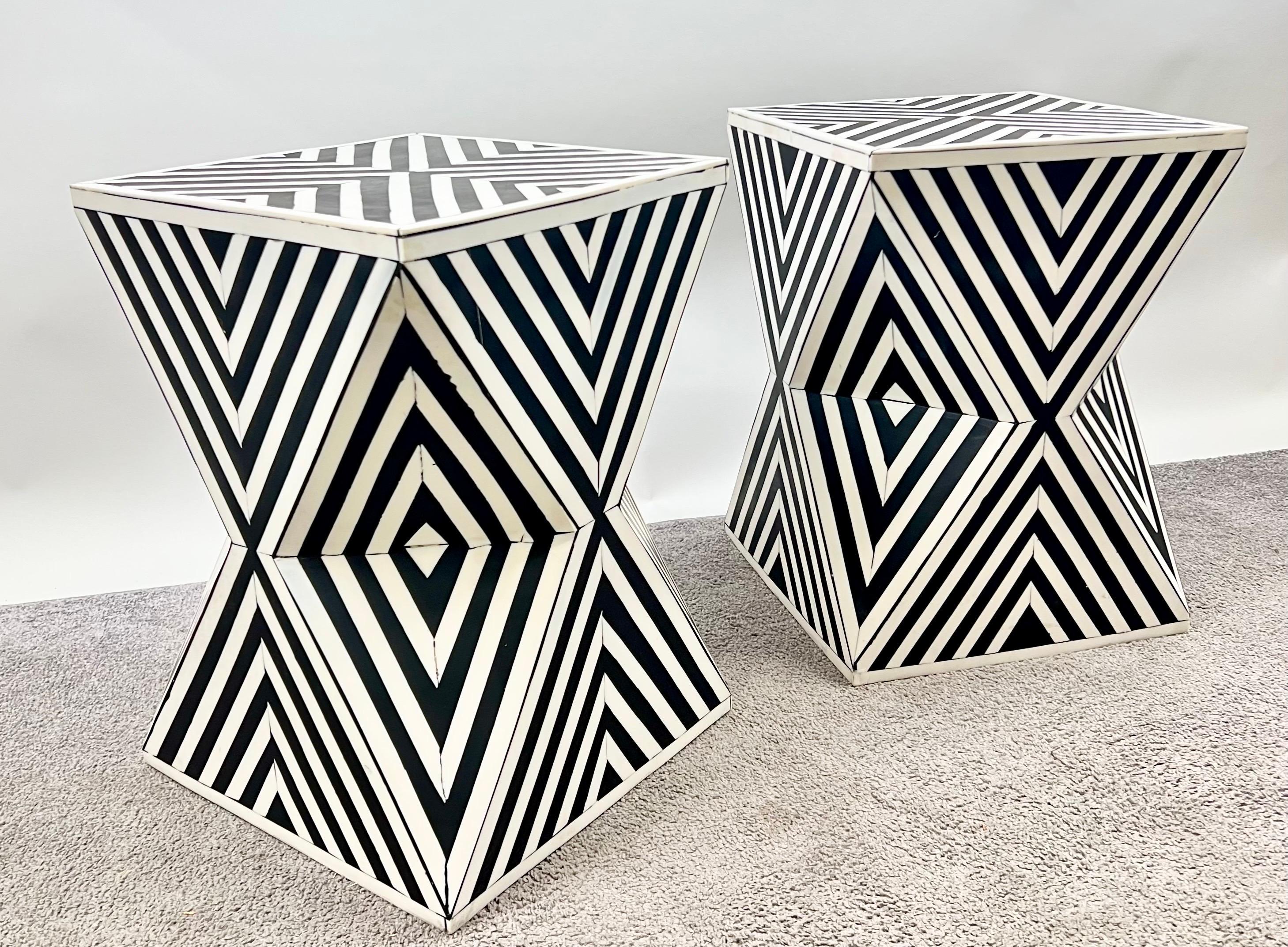 
Paire de tables d'appoint ou de tabourets en résine noire et blanche de style Art Déco : 

Cette paire saisissante de tables d'appoint ou de tabourets sculpturaux de style Art déco témoigne de l'élégance géométrique et de l'intrigue optique. Chaque