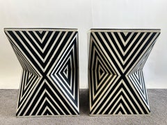 Juego de dos mesitas auxiliares o taburetes esculturales de resina en blanco y negro, estilo Art Déco
