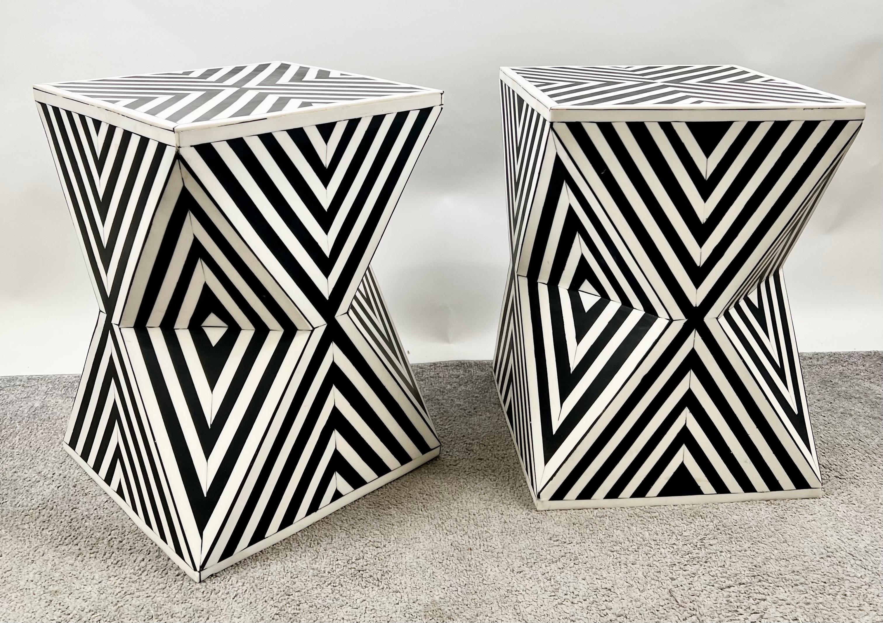 Art déco Paire de tables d'appoint ou de tabourets en résine noire et blanche de style Art Déco en vente