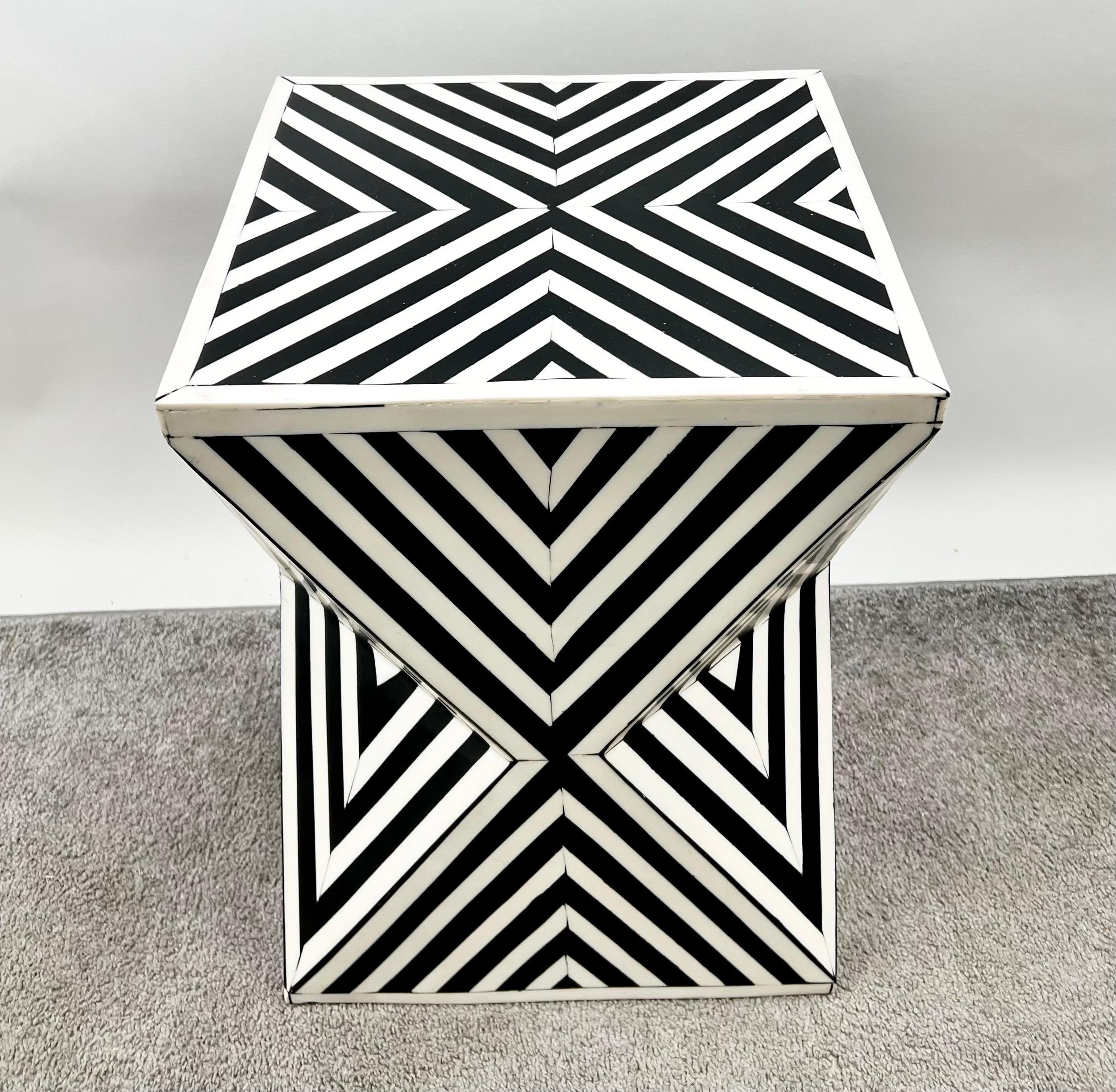 Paire de tables d'appoint ou de tabourets en résine noire et blanche de style Art Déco Bon état - En vente à Plainview, NY