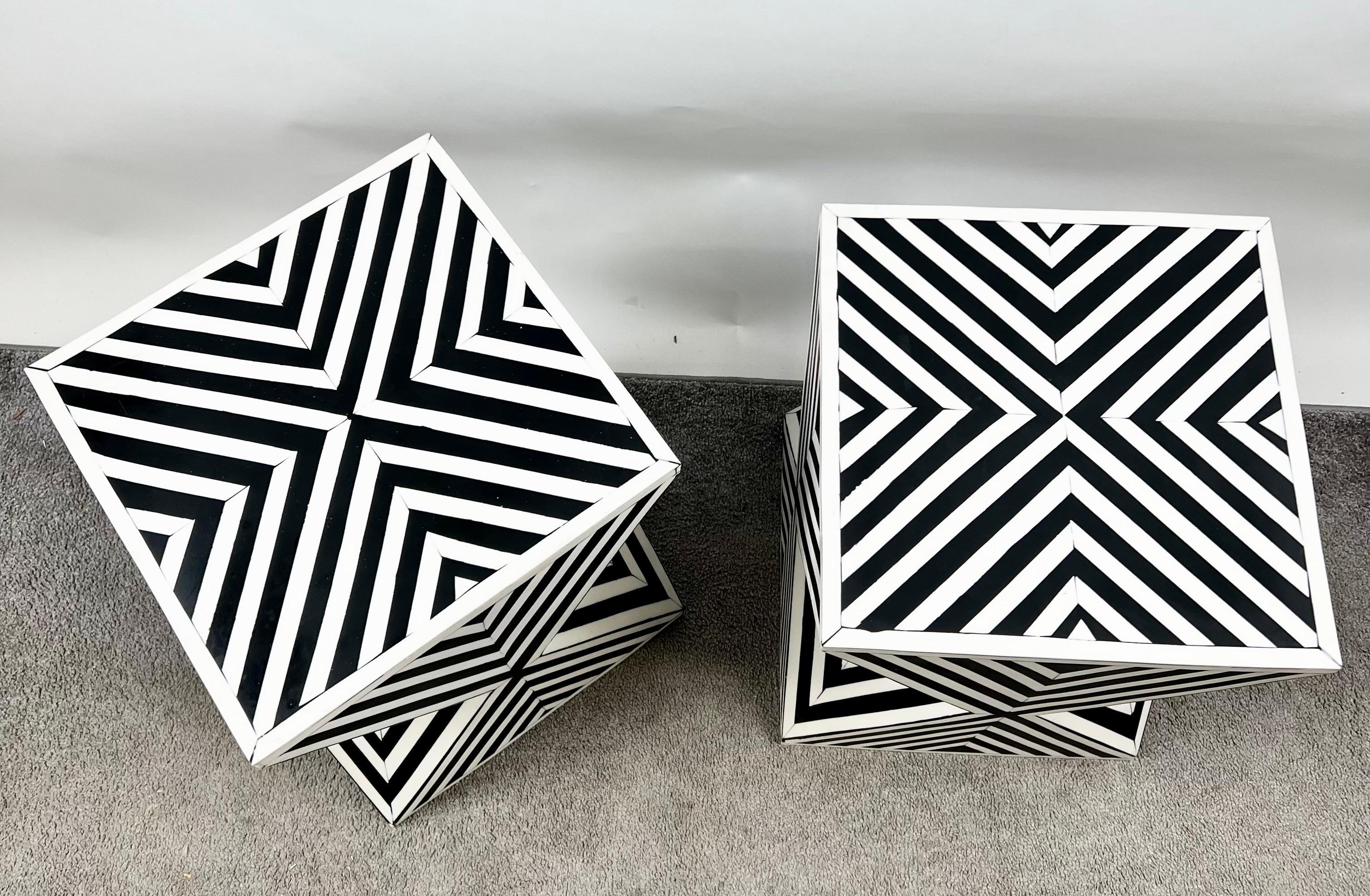 20ième siècle Paire de tables d'appoint ou de tabourets en résine noire et blanche de style Art Déco en vente