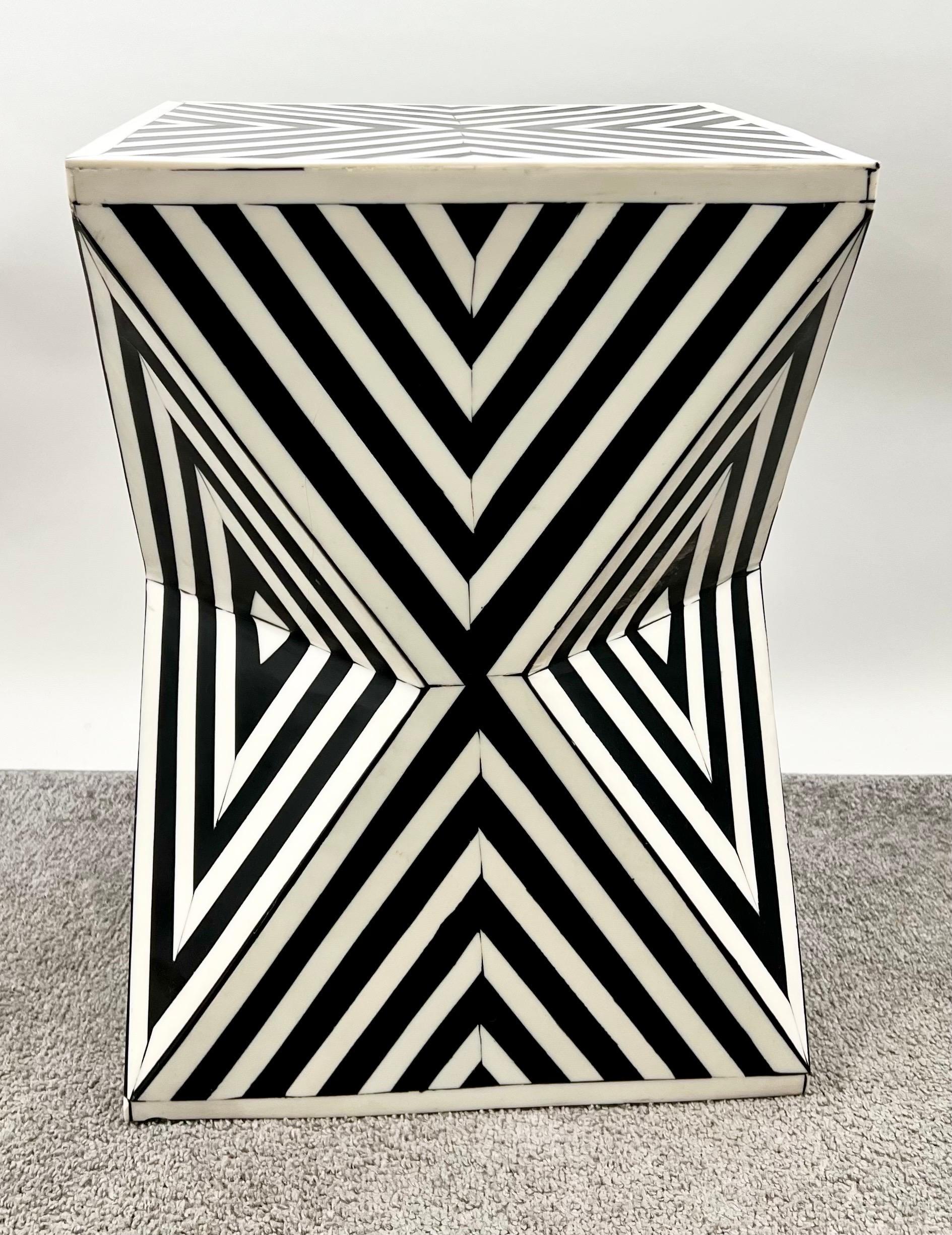 Résine Paire de tables d'appoint ou de tabourets en résine noire et blanche de style Art Déco en vente