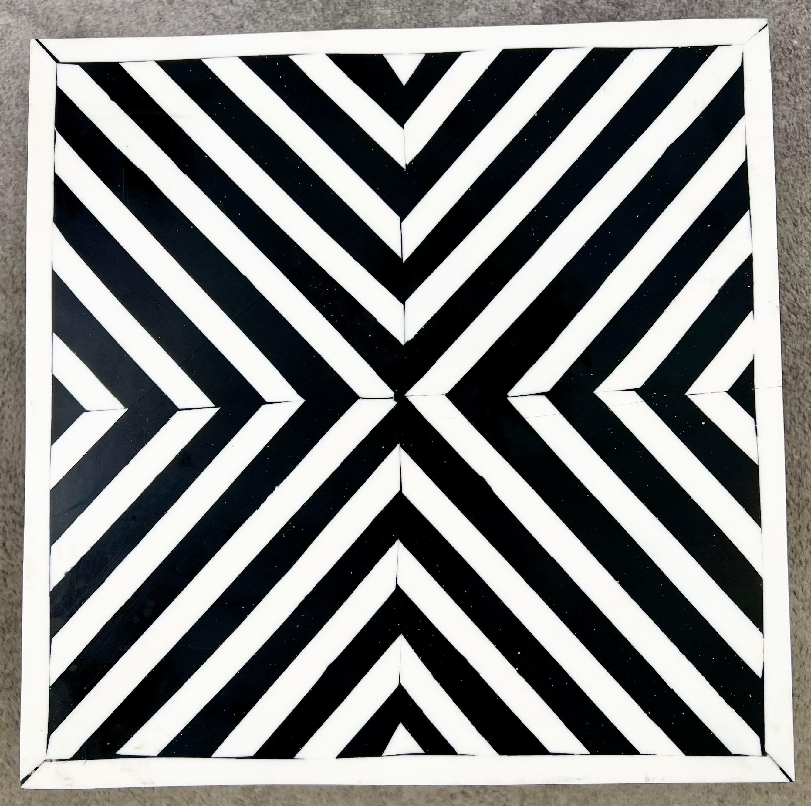 Paire de tables d'appoint ou de tabourets en résine noire et blanche de style Art Déco en vente 1