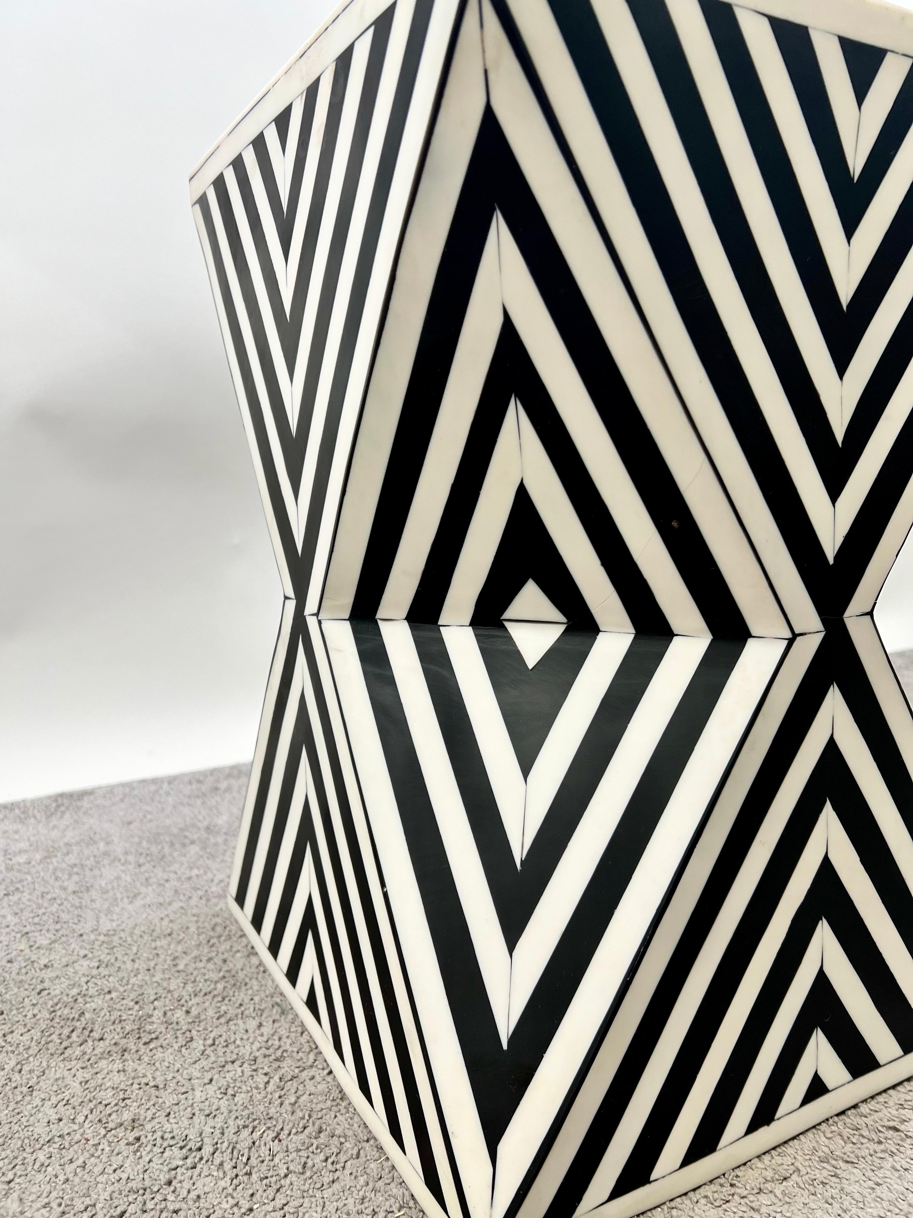 Paire de tables d'appoint ou de tabourets en résine noire et blanche de style Art Déco en vente 2