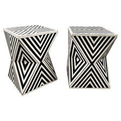 Pareja de mesas auxiliares o taburetes escultóricos de resina en blanco y negro de estilo art déco