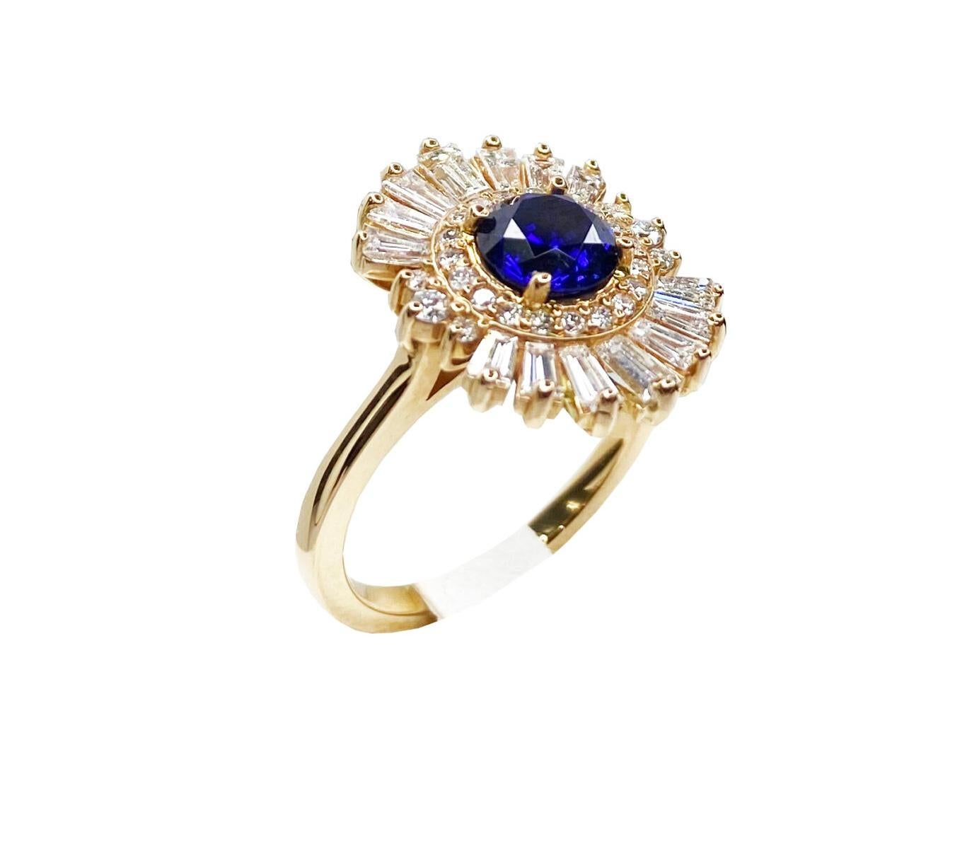 Anello Art Deco in oro rosa 18 carati con zaffiro tondo blu e diamante a raggiera Baguette 

oro rosa 18 carati
Zaffiro blu autentico e diamanti bianchi
Diamanti da 1,00 CTW e Zaffiro Blu Velluto Rotondo da 2,00 CTW
In magazzino Taglia