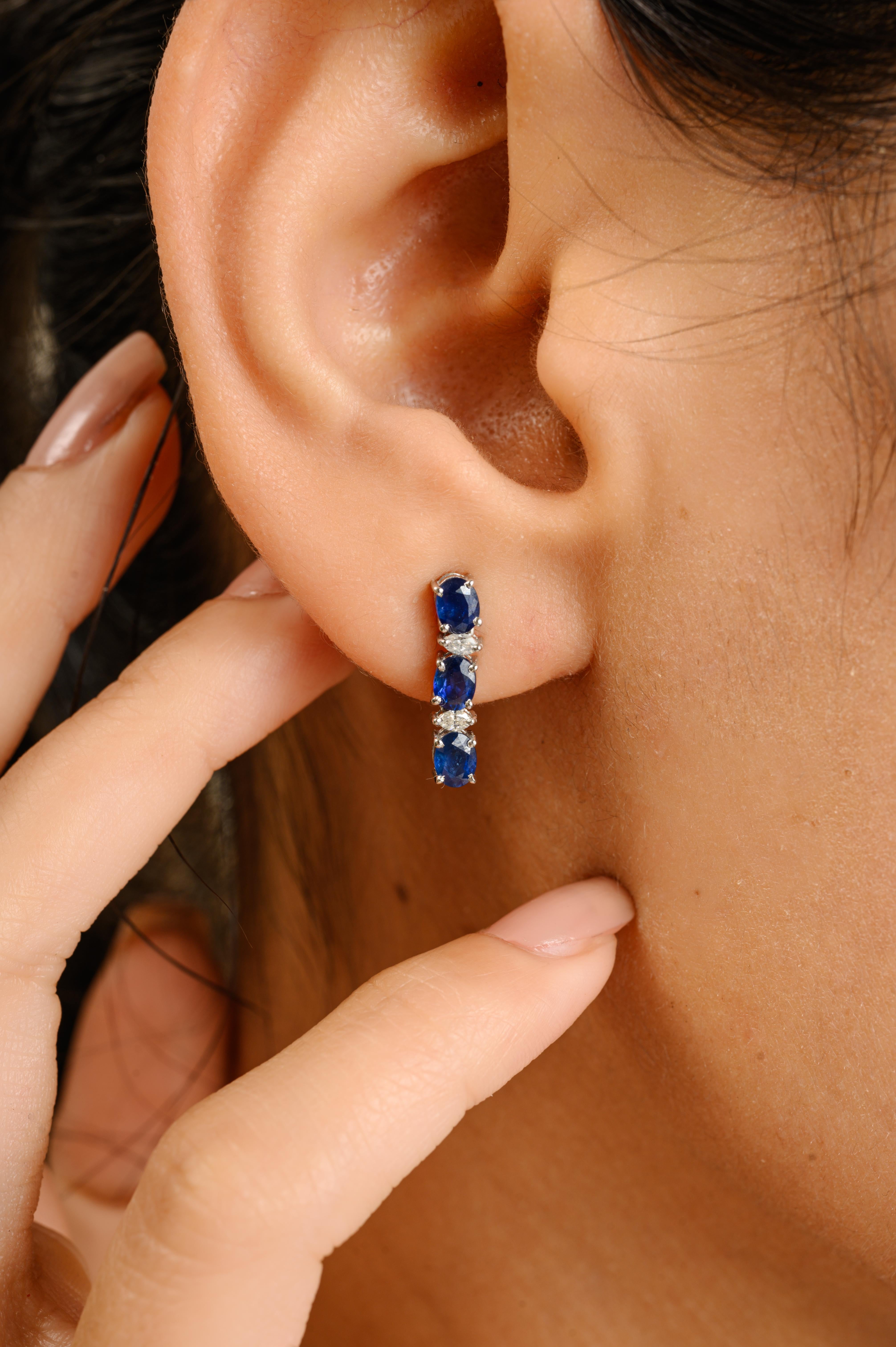 Orecchini pendenti con zaffiro blu in stile Art Deco e diamante a raggiera in oro bianco 14 carati, per fare un figurone con il tuo look. Questi orecchini creano un look scintillante e lussuoso con una gemma dal taglio ovale.
Lo zaffiro stimola la