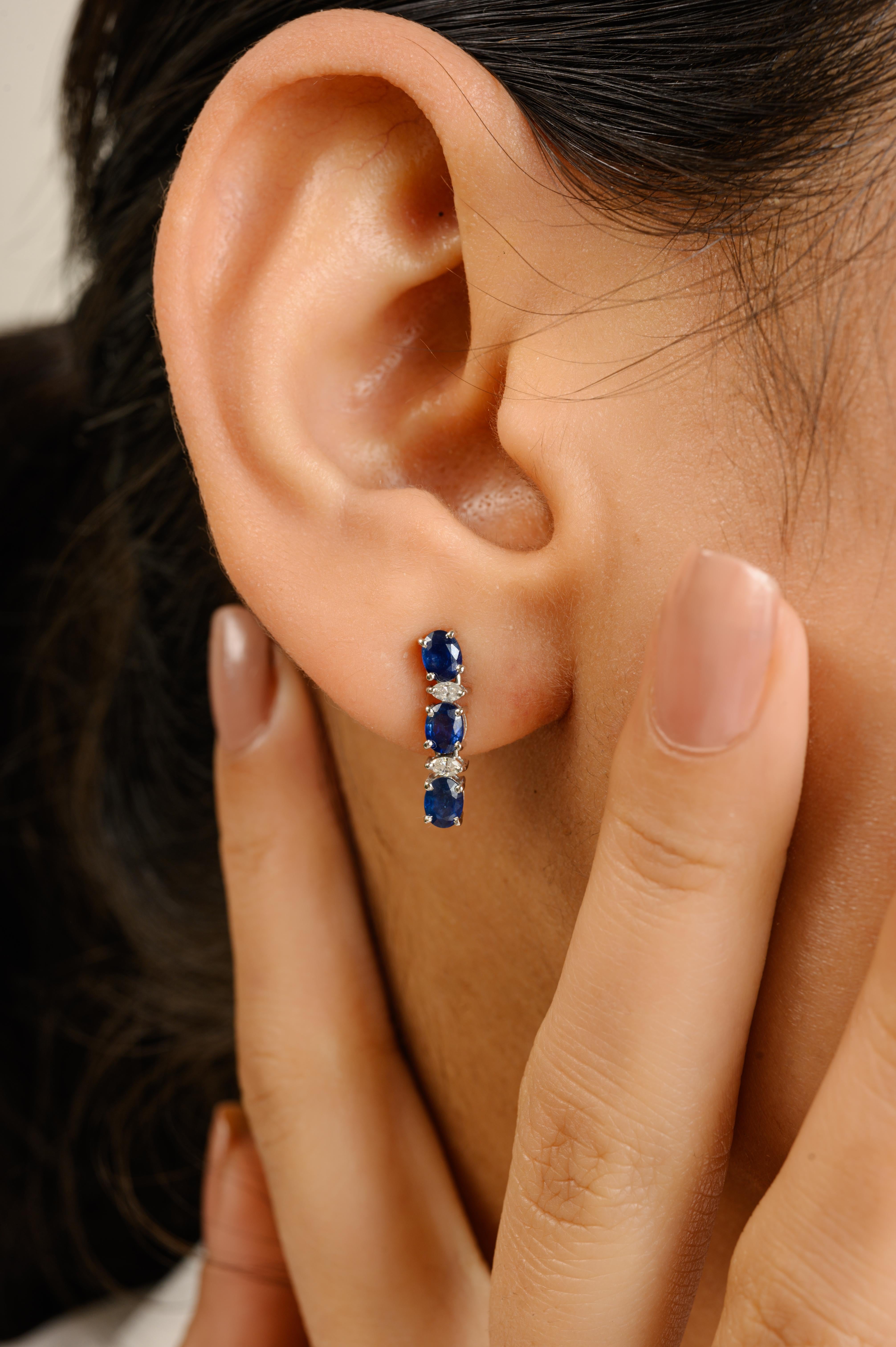 Taglio ovale Orecchini pendenti con zaffiro blu in stile Art Deco e diamante a raggiera in oro bianco 14k in vendita
