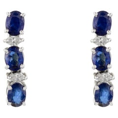 Orecchini pendenti con zaffiro blu in stile Art Deco e diamante a raggiera in oro bianco 14k