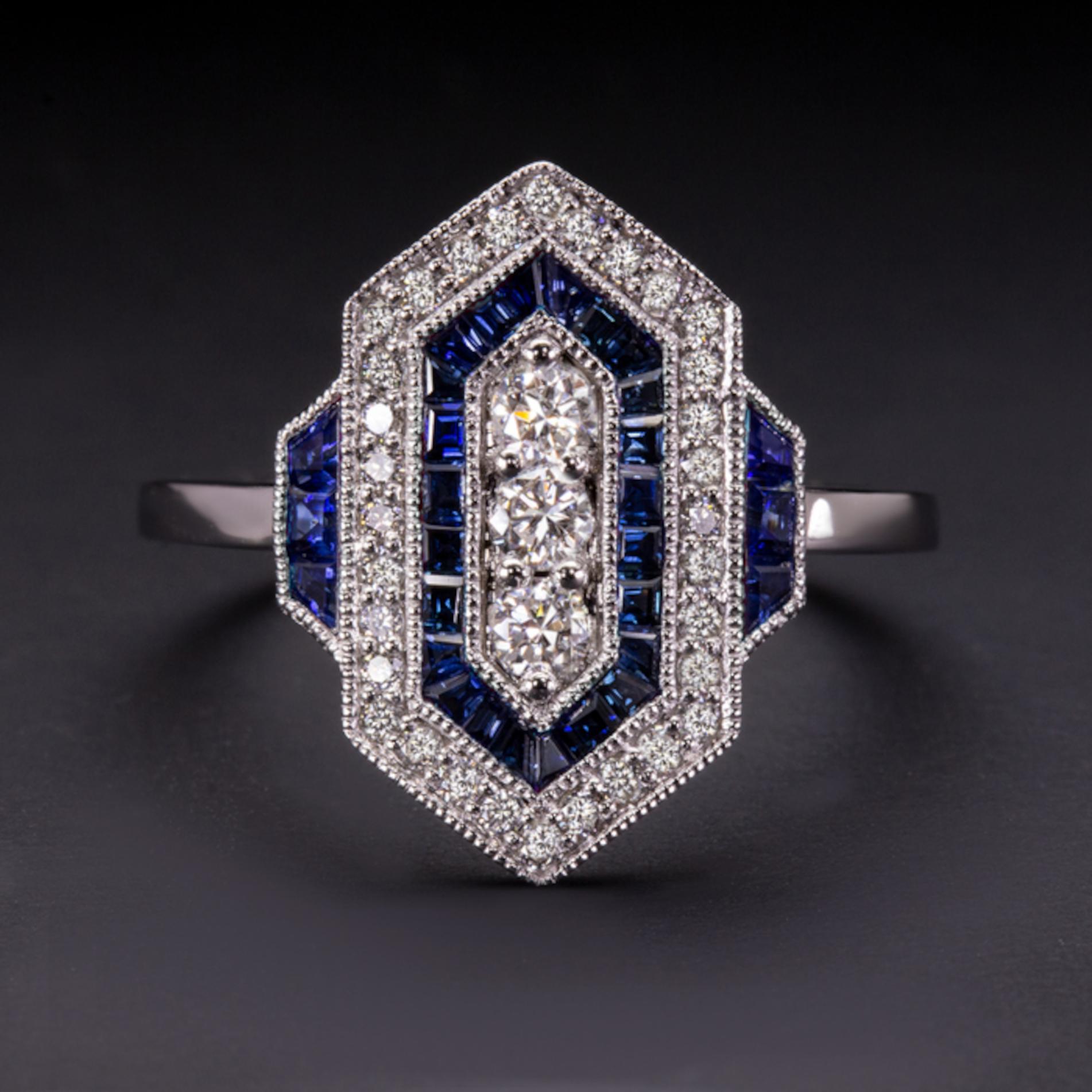 Le design géométrique chic scintille de diamants éclatants et est ponctué de riches lignes bleues de saphirs méticuleusement taillés sur mesure. L'effet est saisissant, magnifiquement sophistiqué, et éternellement élégant ! Que vous achetiez pour