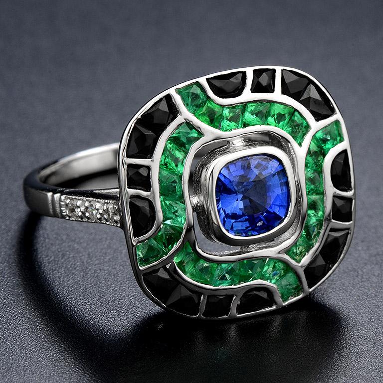 Taglio cuscino Anello in oro bianco con zaffiro blu e smeraldo verde, onice nero, in stile Art Déco in vendita