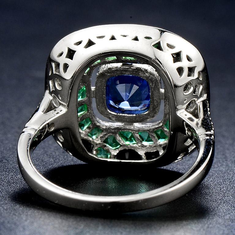 Anello in oro bianco con zaffiro blu e smeraldo verde, onice nero, in stile Art Déco in vendita 1