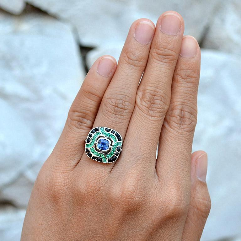 Anello in oro bianco con zaffiro blu e smeraldo verde, onice nero, in stile Art Déco in vendita 3