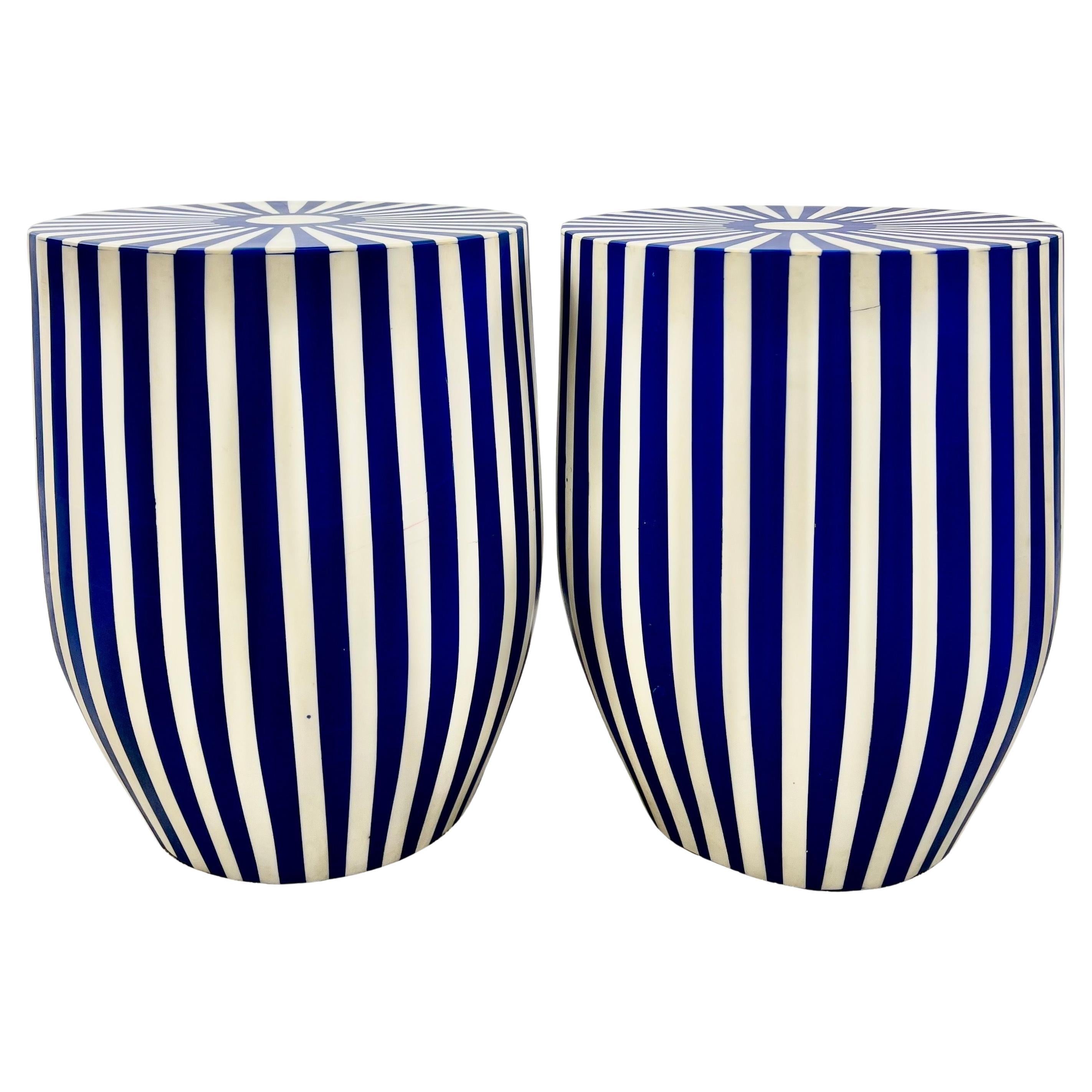 
Paire de tables d'appoint ou de tabourets en résine cylindrique bleu et blanc de style Art Déco : 

Cette paire exquise de tables d'appoint ou de tabourets d'inspiration Art déco dégage une élégance raffinée, alliant sans effort une forme