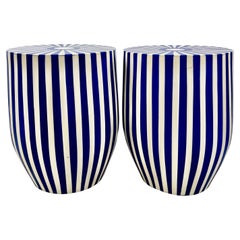 Blauer und weißer zylindrischer Beistelltisch oder Hocker aus Harz im Art-Deco-Stil, ein Paar
