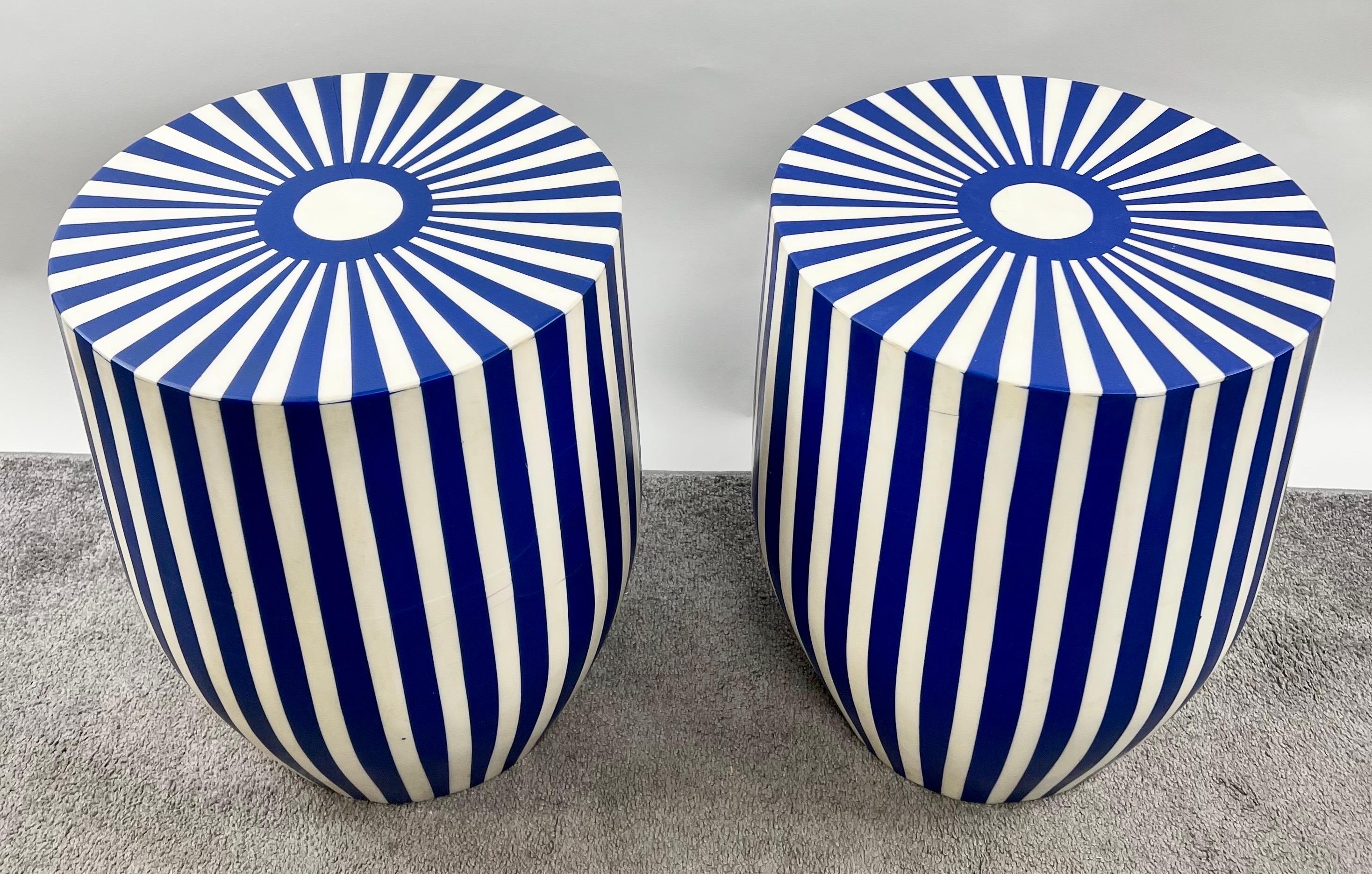 Fait main Paire de tables d'appoint ou de tabourets en résine cylindrique bleu et blanc de style Art Déco en vente