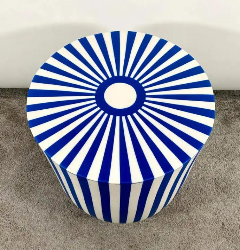 Paire de tables d'appoint ou de tabourets en résine cylindrique bleu et blanc de style Art Déco Bon état - En vente à Plainview, NY