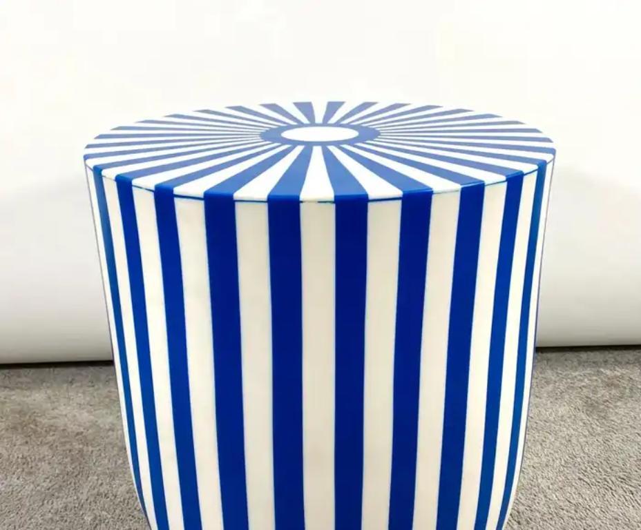 20ième siècle Paire de tables d'appoint ou de tabourets en résine cylindrique bleu et blanc de style Art Déco en vente
