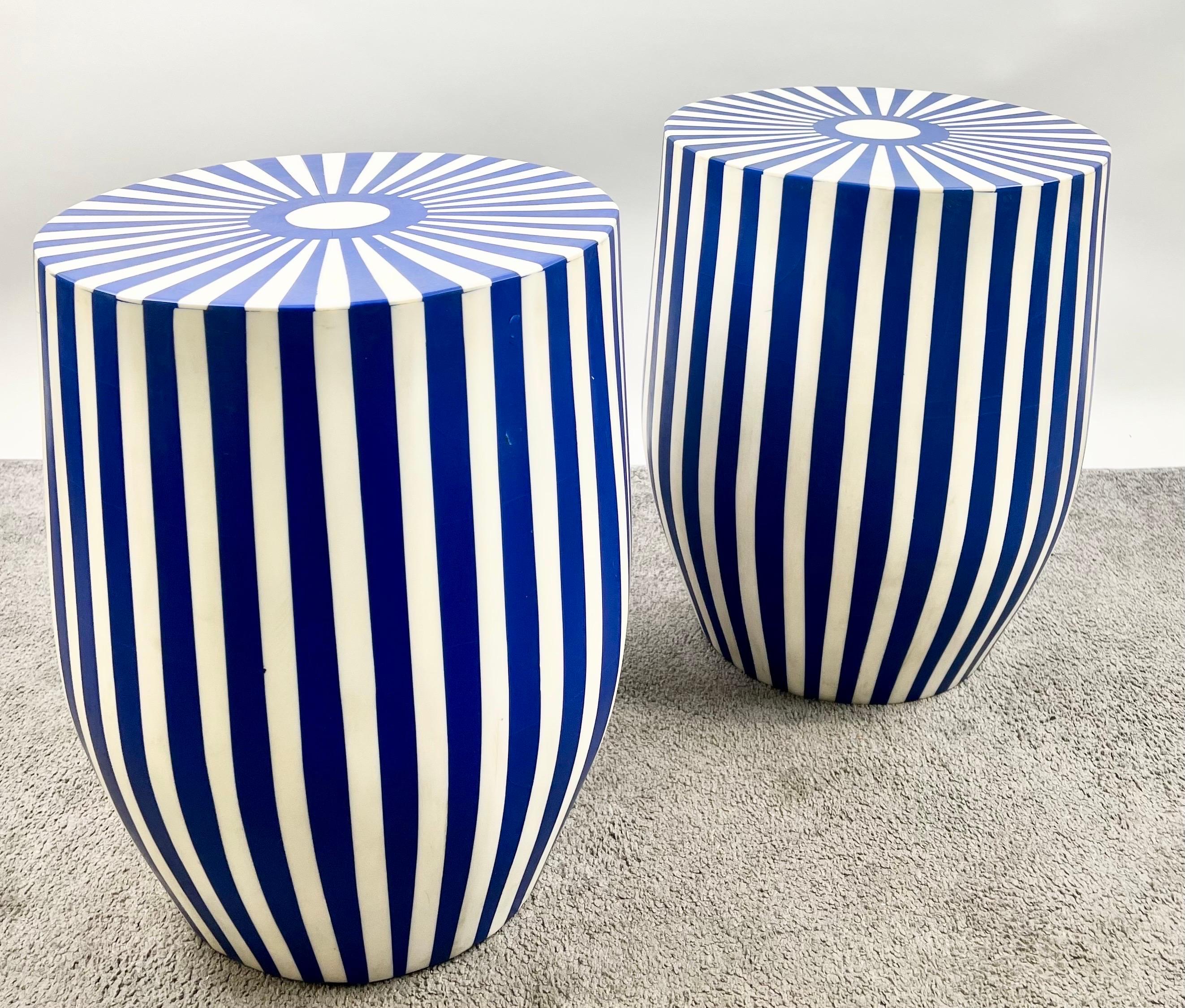 Résine Paire de tables d'appoint ou de tabourets en résine cylindrique bleu et blanc de style Art Déco en vente
