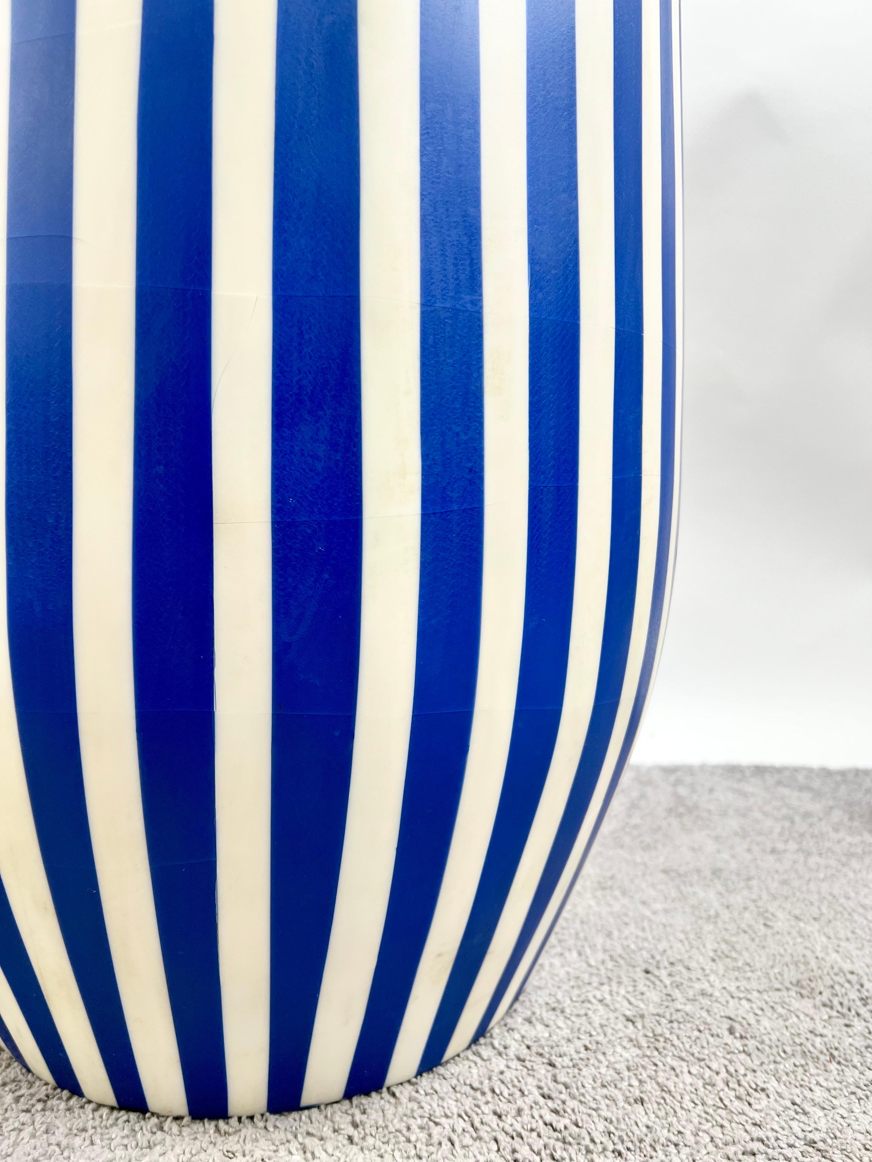 Paire de tables d'appoint ou de tabourets en résine cylindrique bleu et blanc de style Art Déco en vente 1