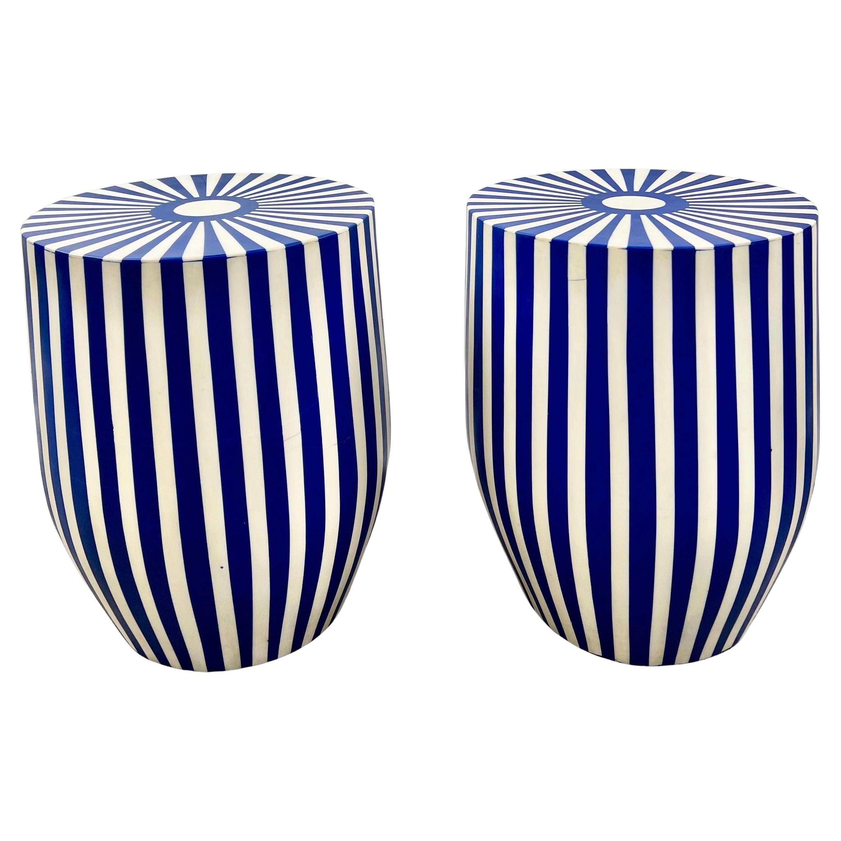 Pareja de mesas auxiliares o taburetes cilíndricos de resina azul y blanca de estilo art déco