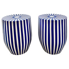 Pareja de mesas auxiliares o taburetes cilíndricos de resina azul y blanca de estilo art déco