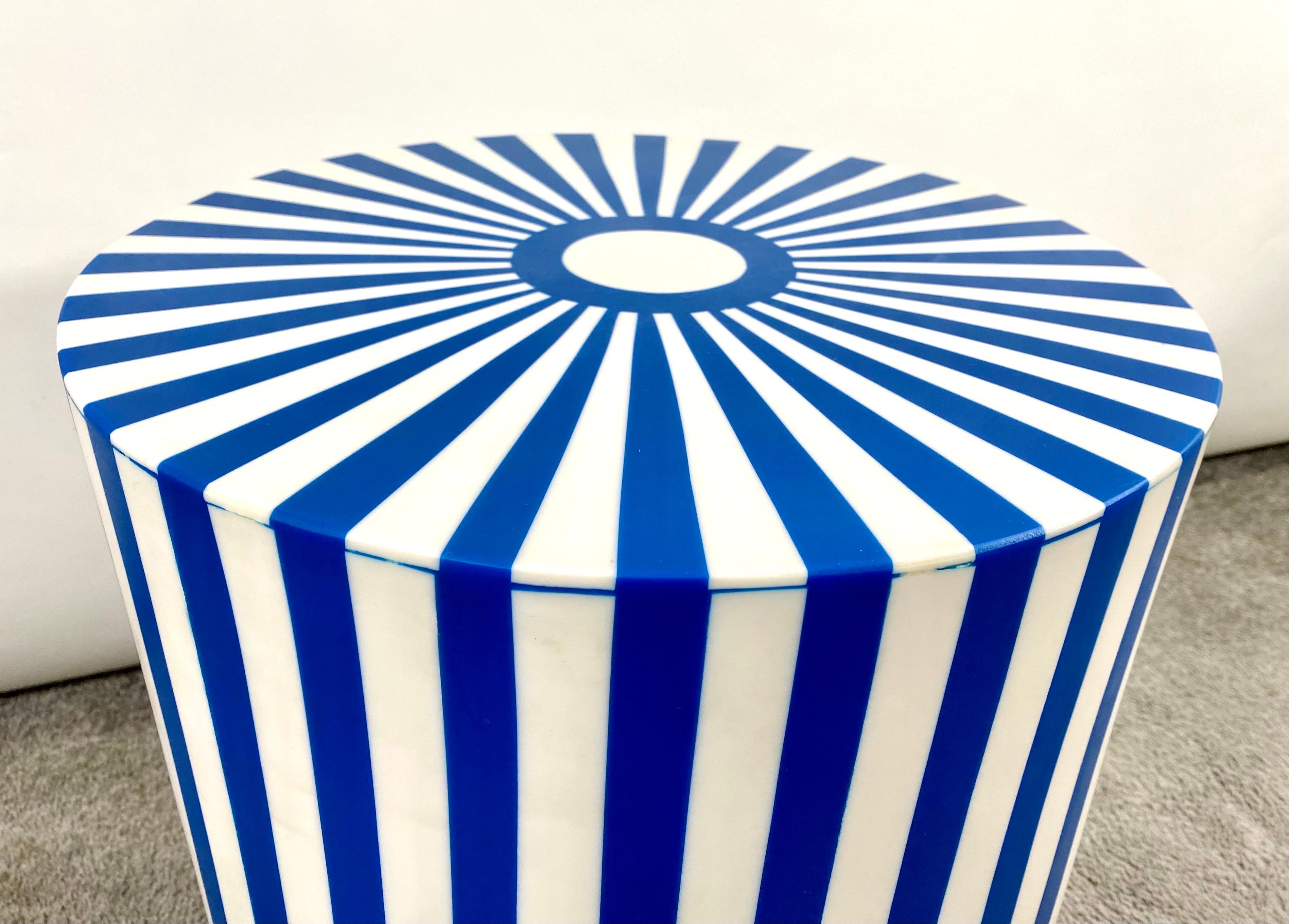 Table d'appoint ou tabouret cylindrique en résine bleue et blanche de style Art Déco, une paire en vente 5