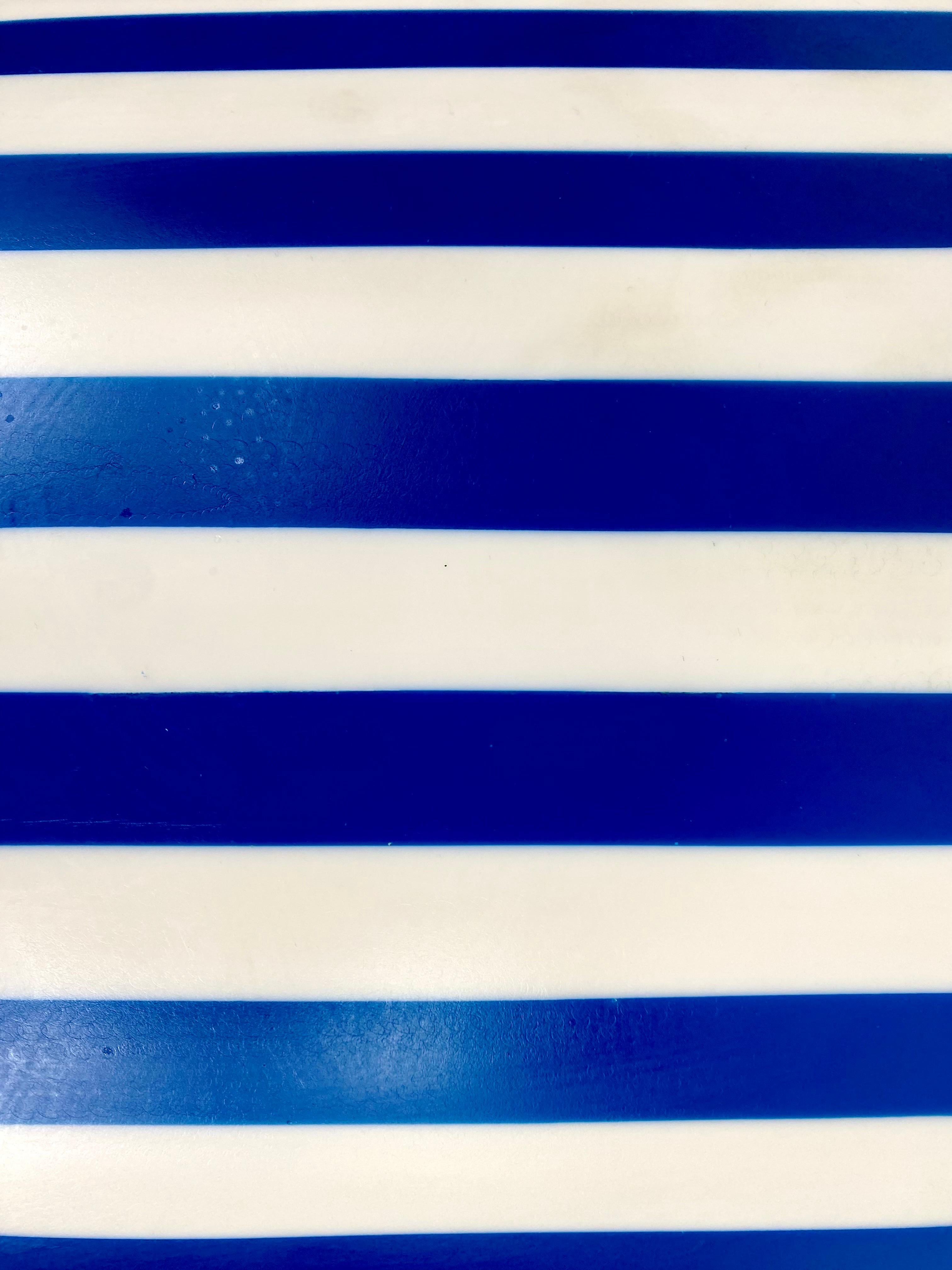 Blauer und weißer zylindrischer Beistelltisch oder Hocker aus Harz im Art-Deco-Stil, ein Paar im Angebot 8