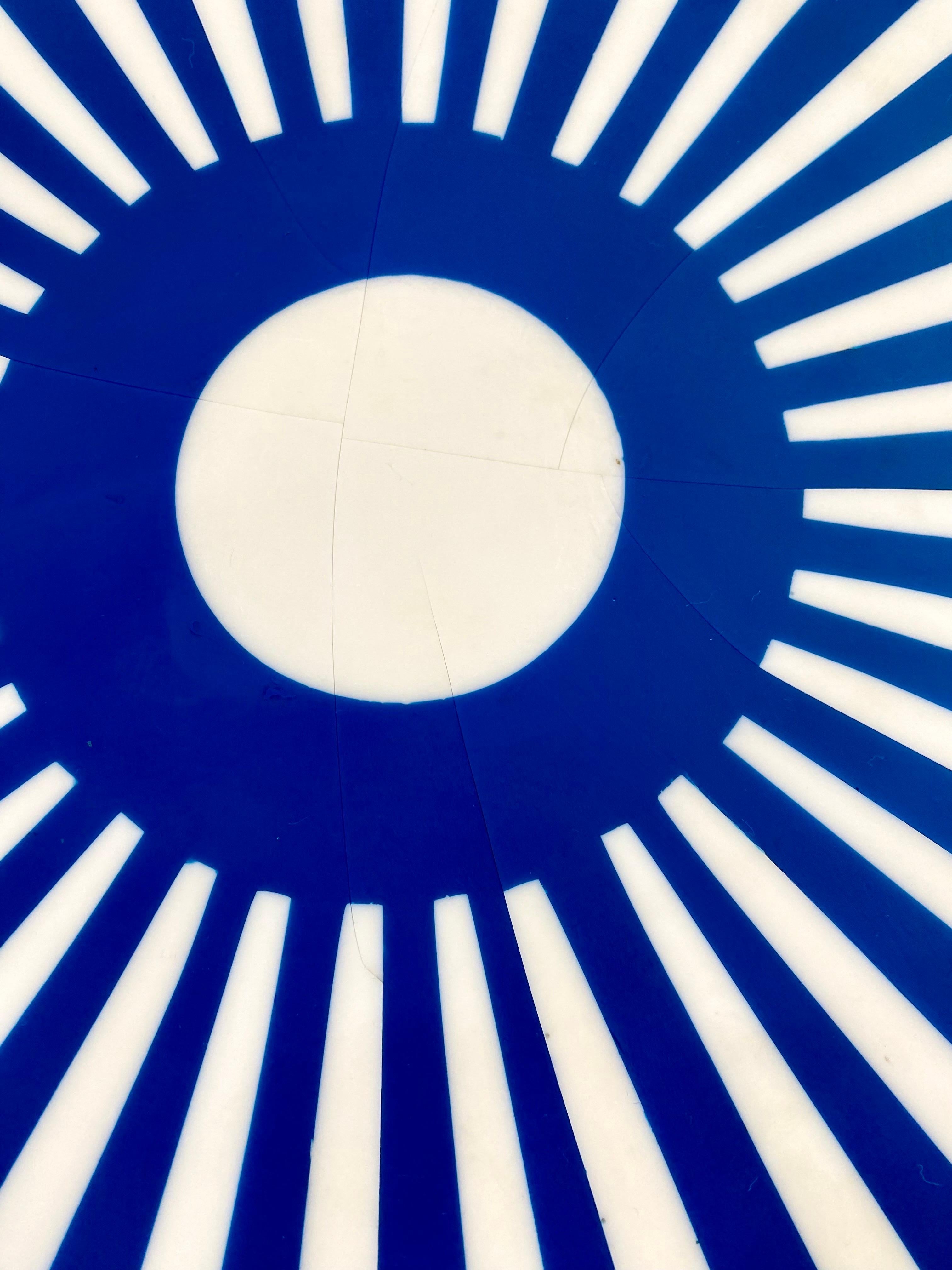Table d'appoint ou tabouret cylindrique en résine bleue et blanche de style Art Déco, une paire en vente 10