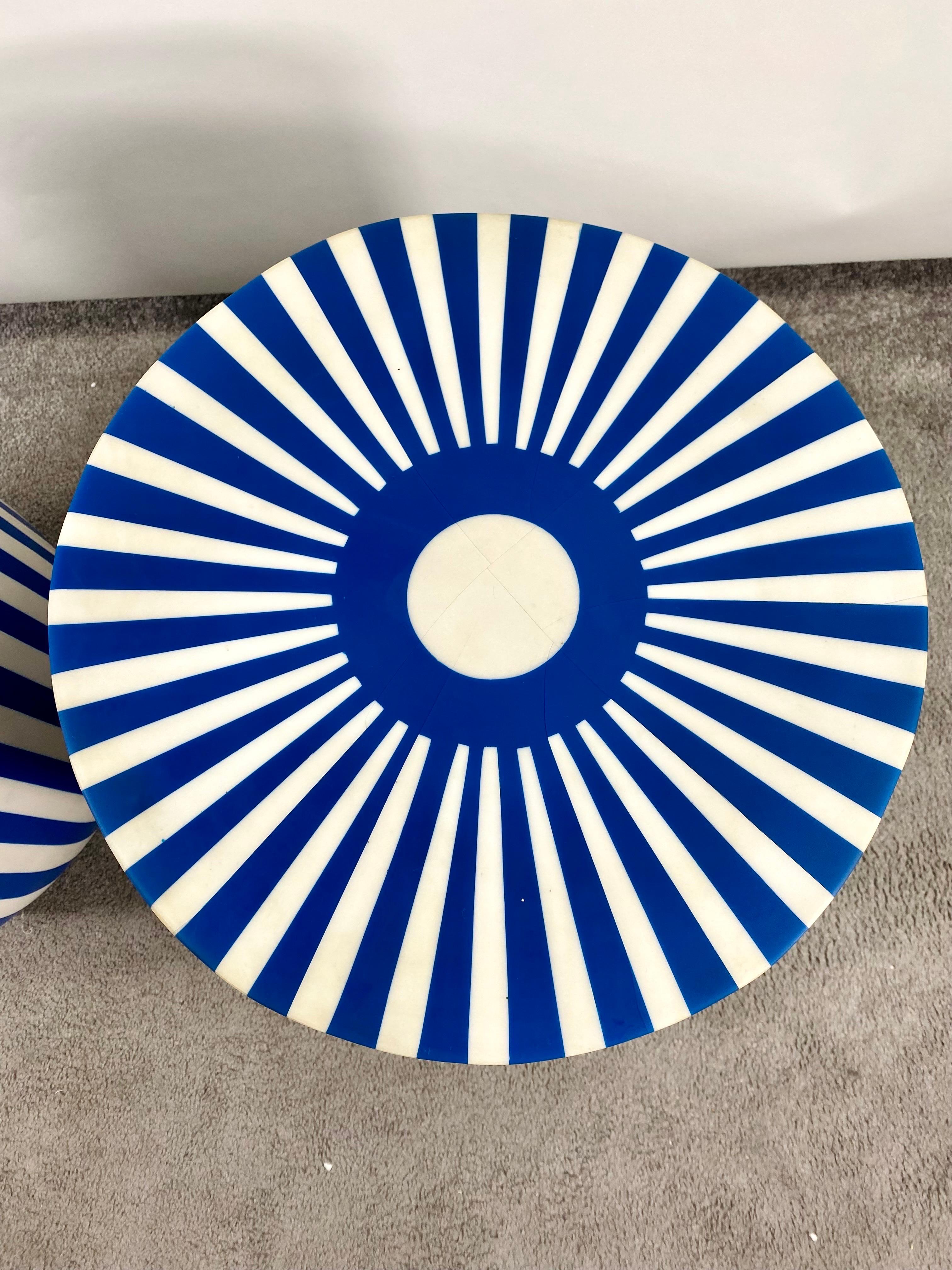 Table d'appoint ou tabouret cylindrique en résine bleue et blanche de style Art Déco, une paire en vente 11