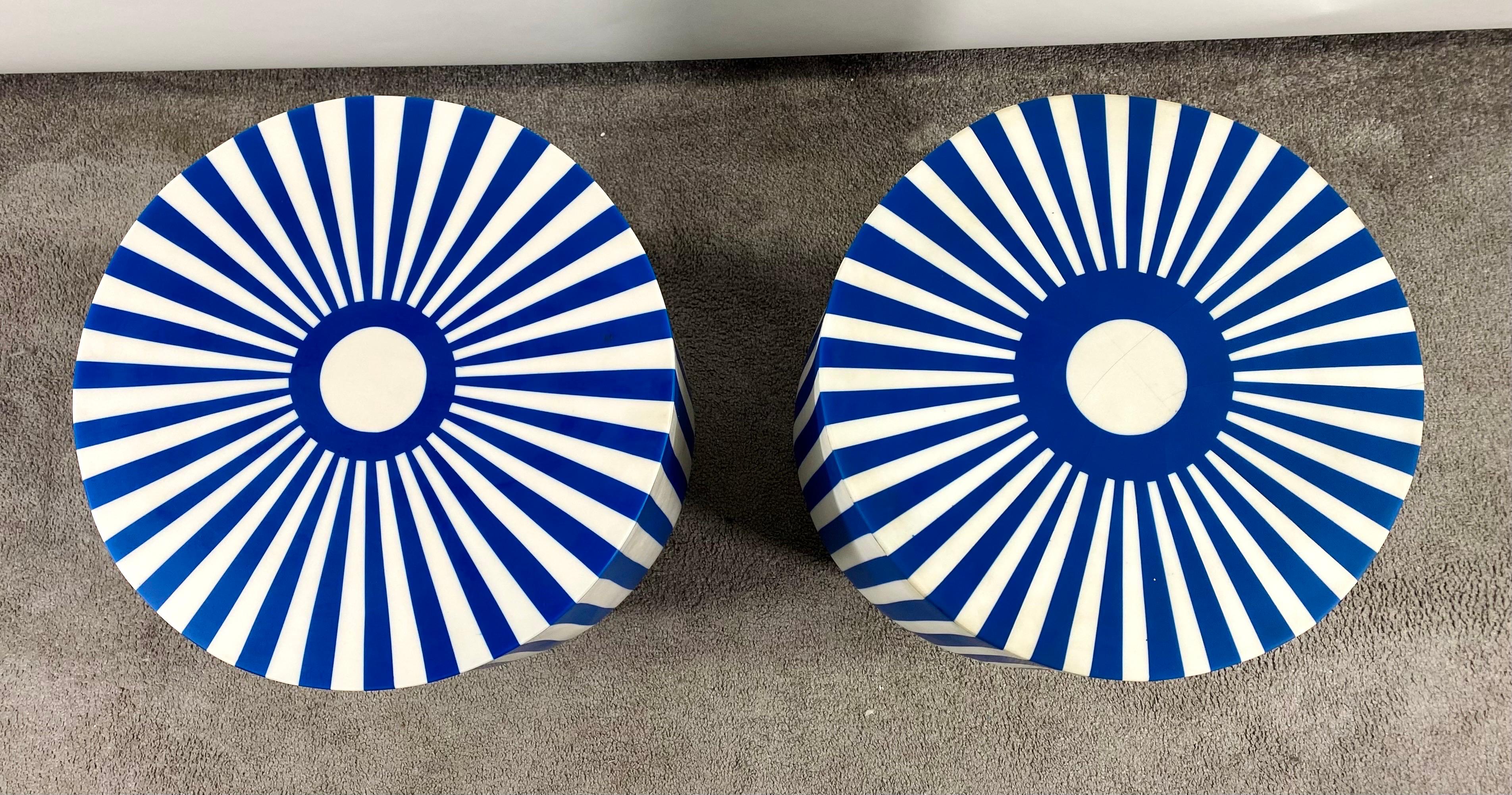 20ième siècle Table d'appoint ou tabouret cylindrique en résine bleue et blanche de style Art Déco, une paire en vente