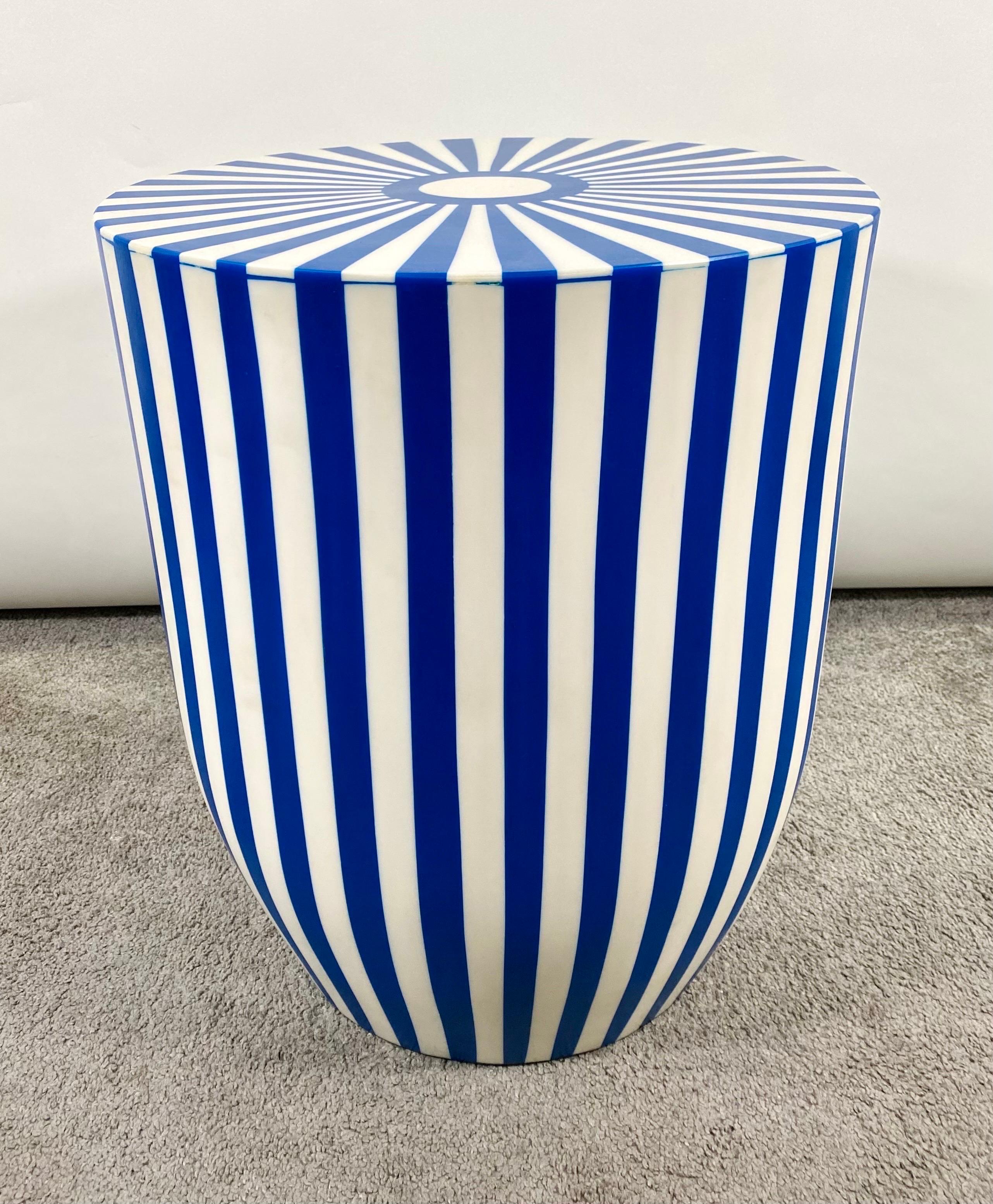 Blauer und weißer zylindrischer Beistelltisch oder Hocker aus Harz im Art-Deco-Stil, ein Paar im Angebot 1