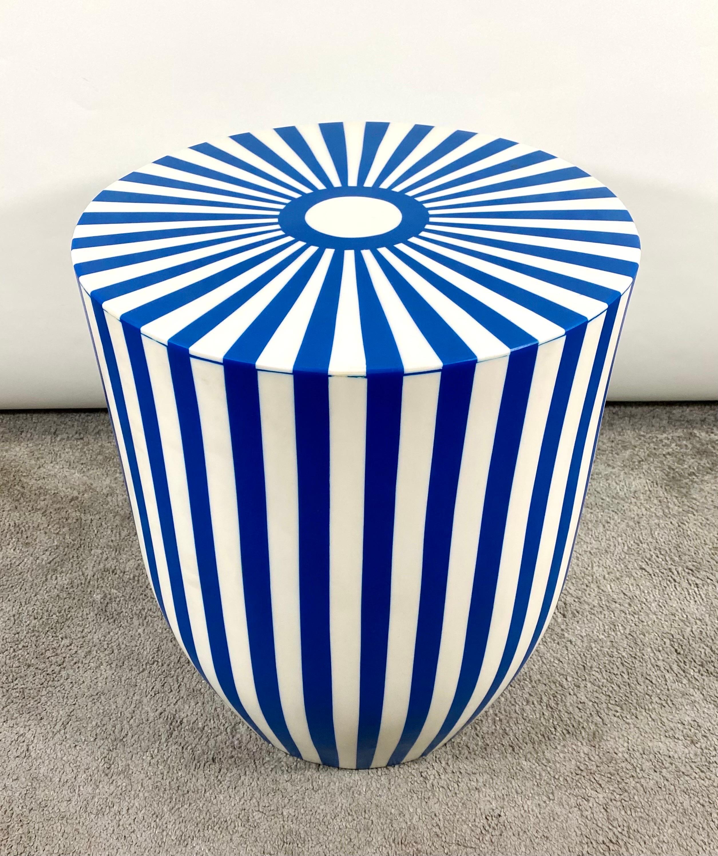 Table d'appoint ou tabouret cylindrique en résine bleue et blanche de style Art Déco, une paire en vente 1