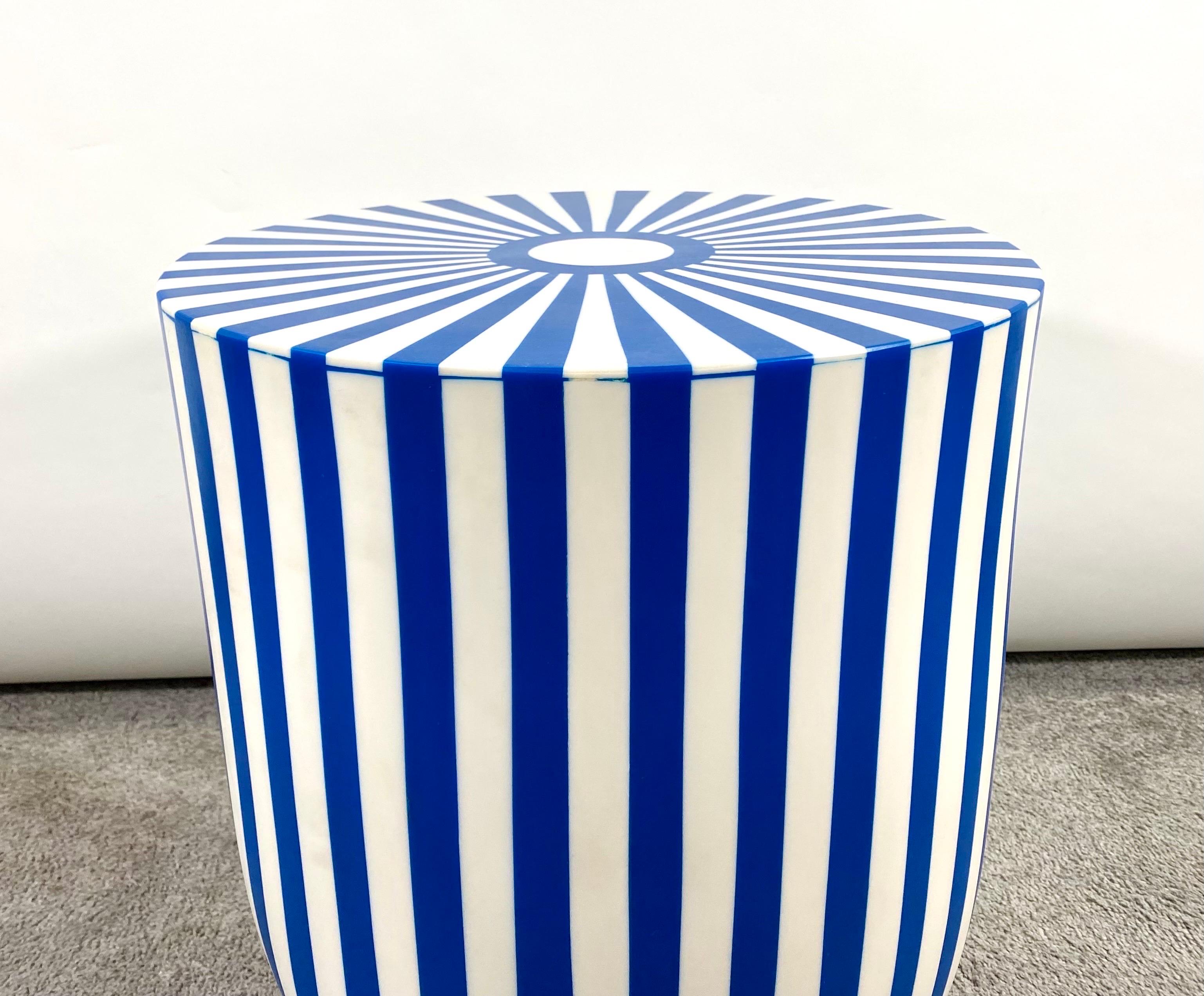 Table d'appoint ou tabouret cylindrique en résine bleue et blanche de style Art Déco, une paire en vente 3