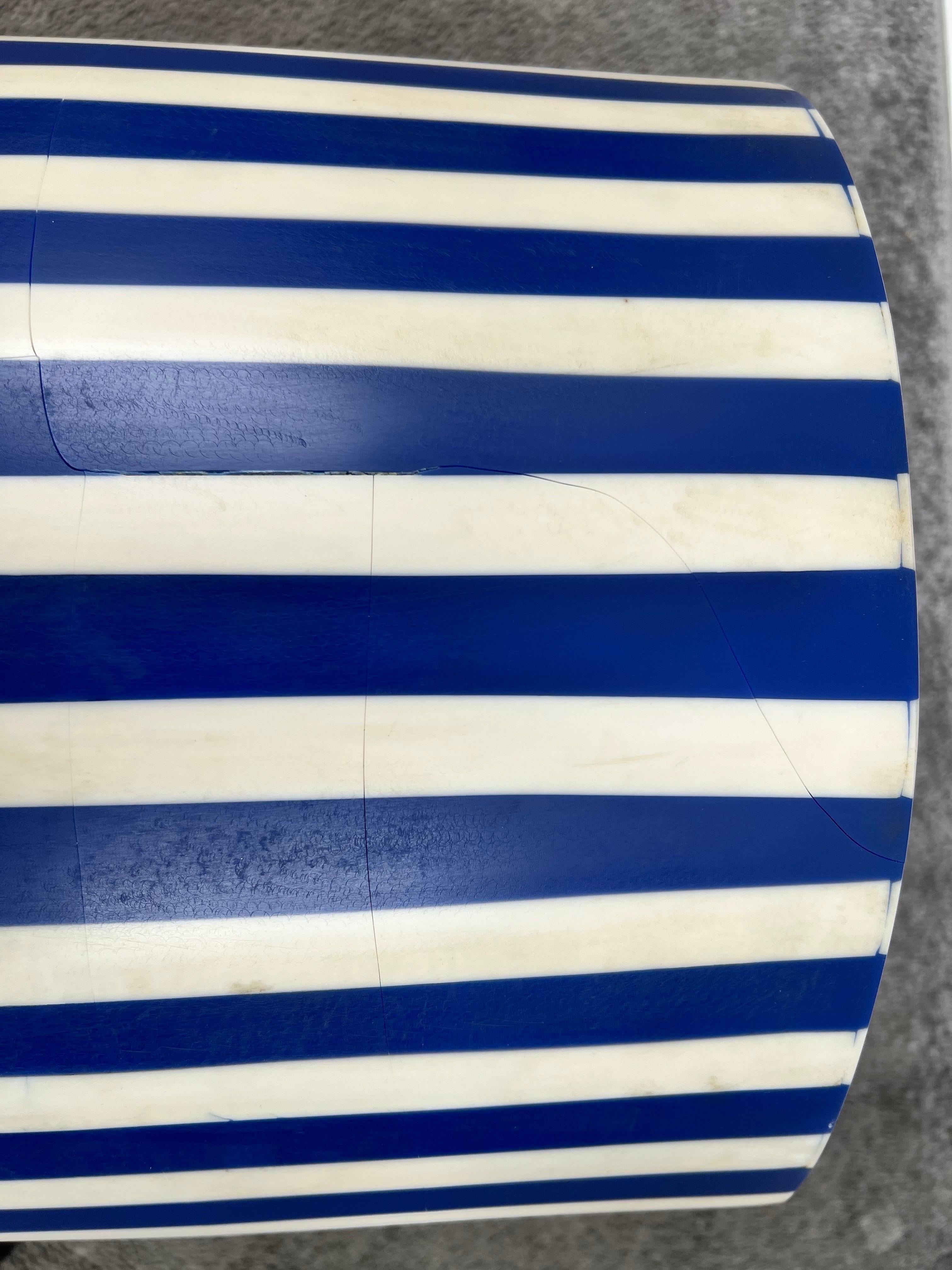 Mesa auxiliar o taburete cilíndrico de resina azul y blanca de estilo art déco en venta 3