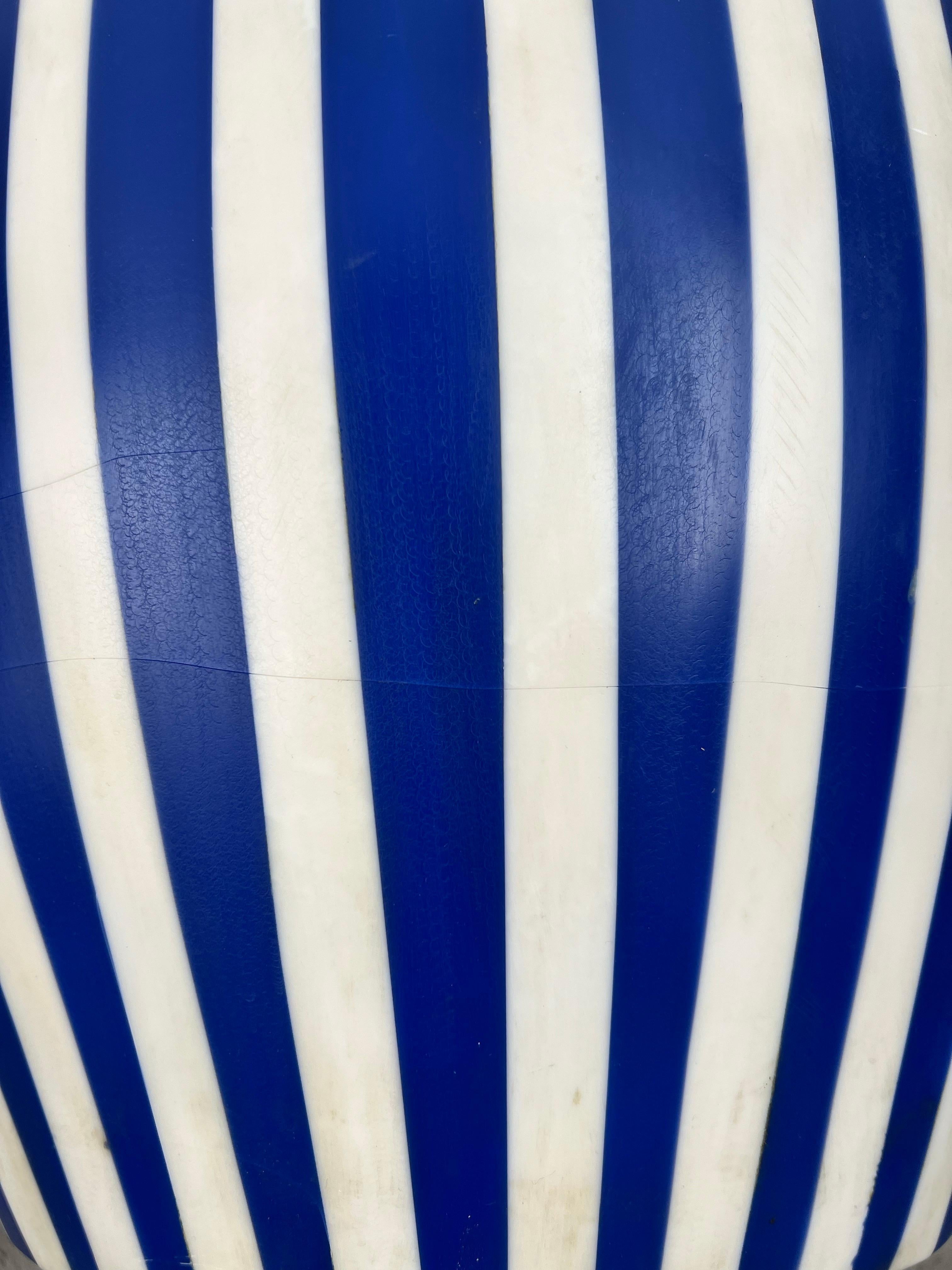 Mesa auxiliar o taburete cilíndrico de resina azul y blanca de estilo art déco en venta 4