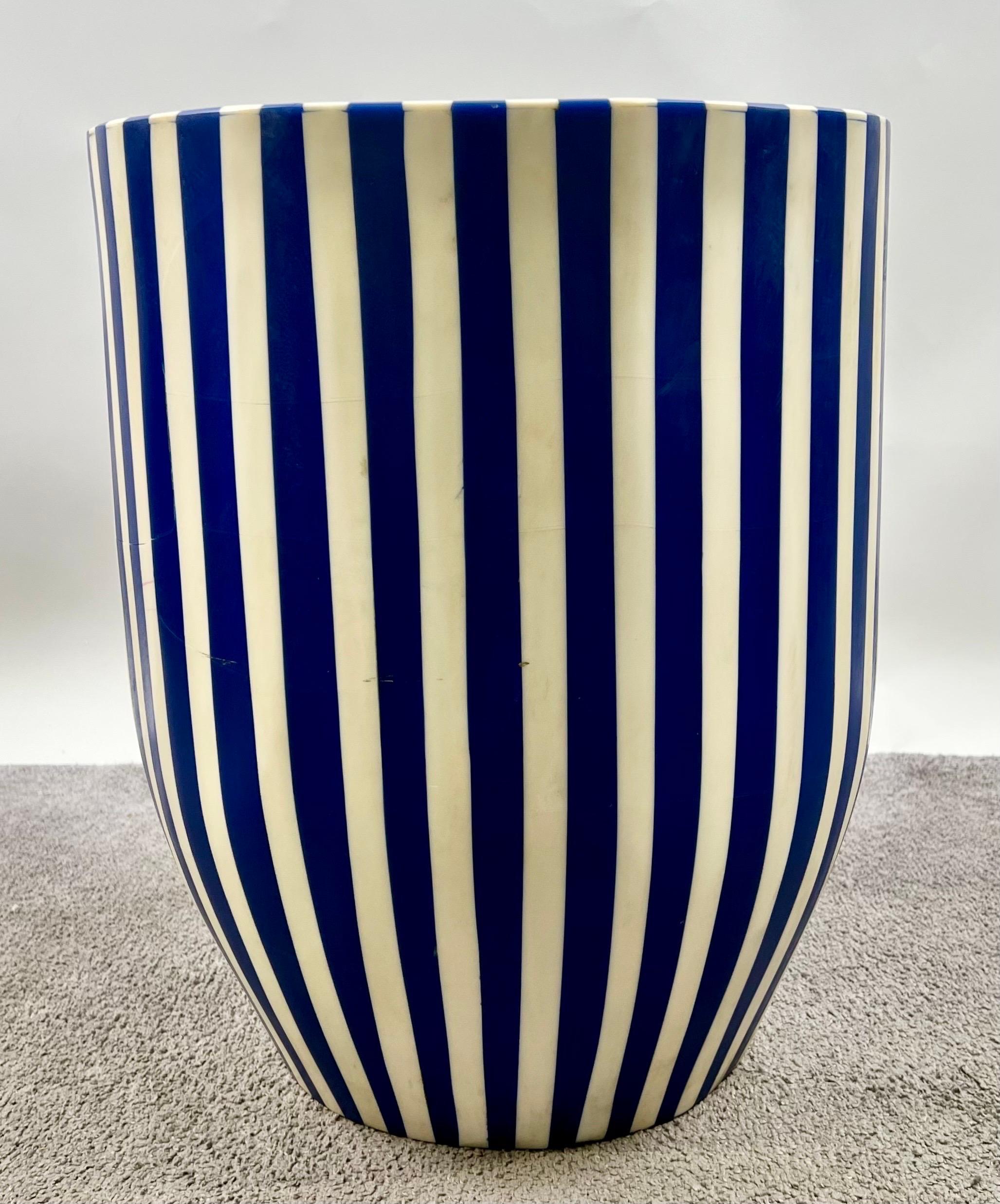 Mesa auxiliar, auxiliar o taburete cilíndrico de resina azul y blanca de estilo art déco: 
Una exquisita mesa auxiliar o taburete azul y blanco de estilo Art Déco con un diseño a rayas. La mesa está hecha a mano con resina de calidad y tiene una