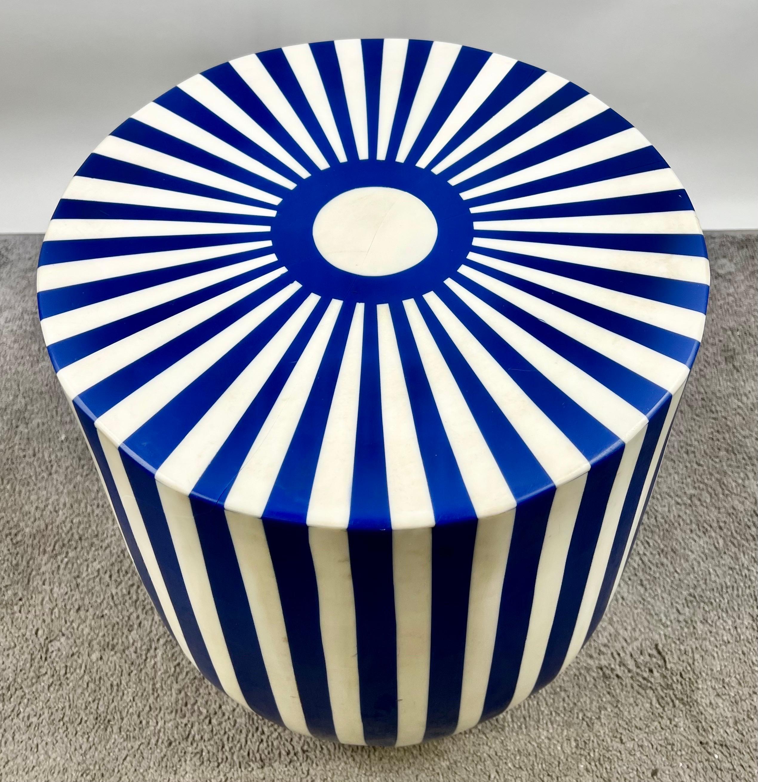 Mesa auxiliar o taburete cilíndrico de resina azul y blanca de estilo art déco Art Decó en venta