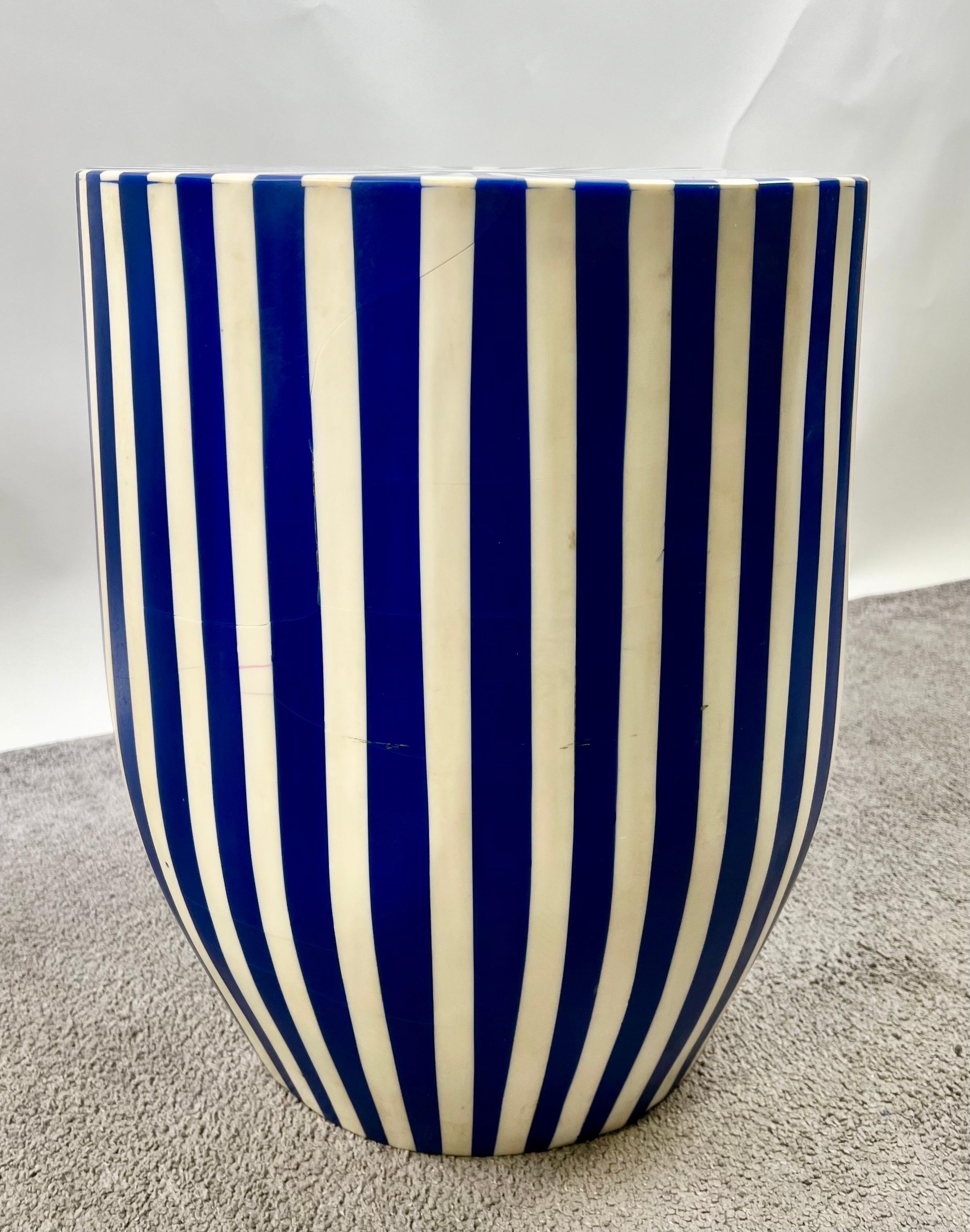 Mesa auxiliar o taburete cilíndrico de resina azul y blanca de estilo art déco Hecho a mano en venta