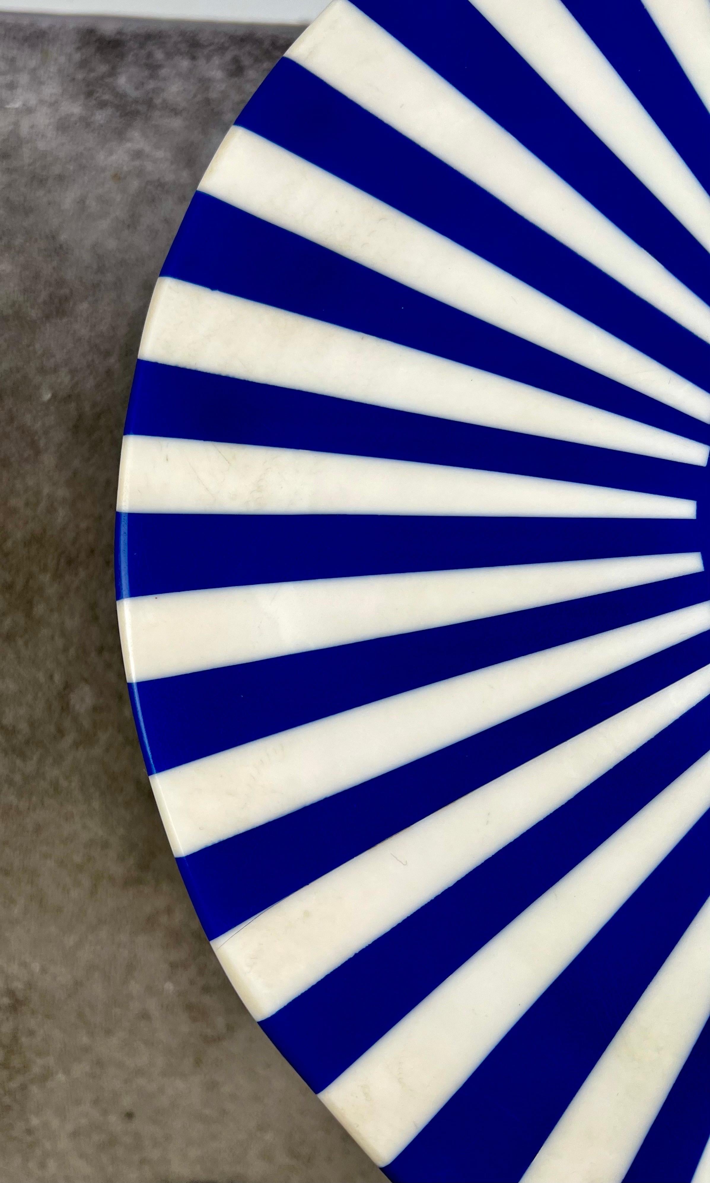 Mesa auxiliar o taburete cilíndrico de resina azul y blanca de estilo art déco en Bueno estado para la venta en Plainview, NY