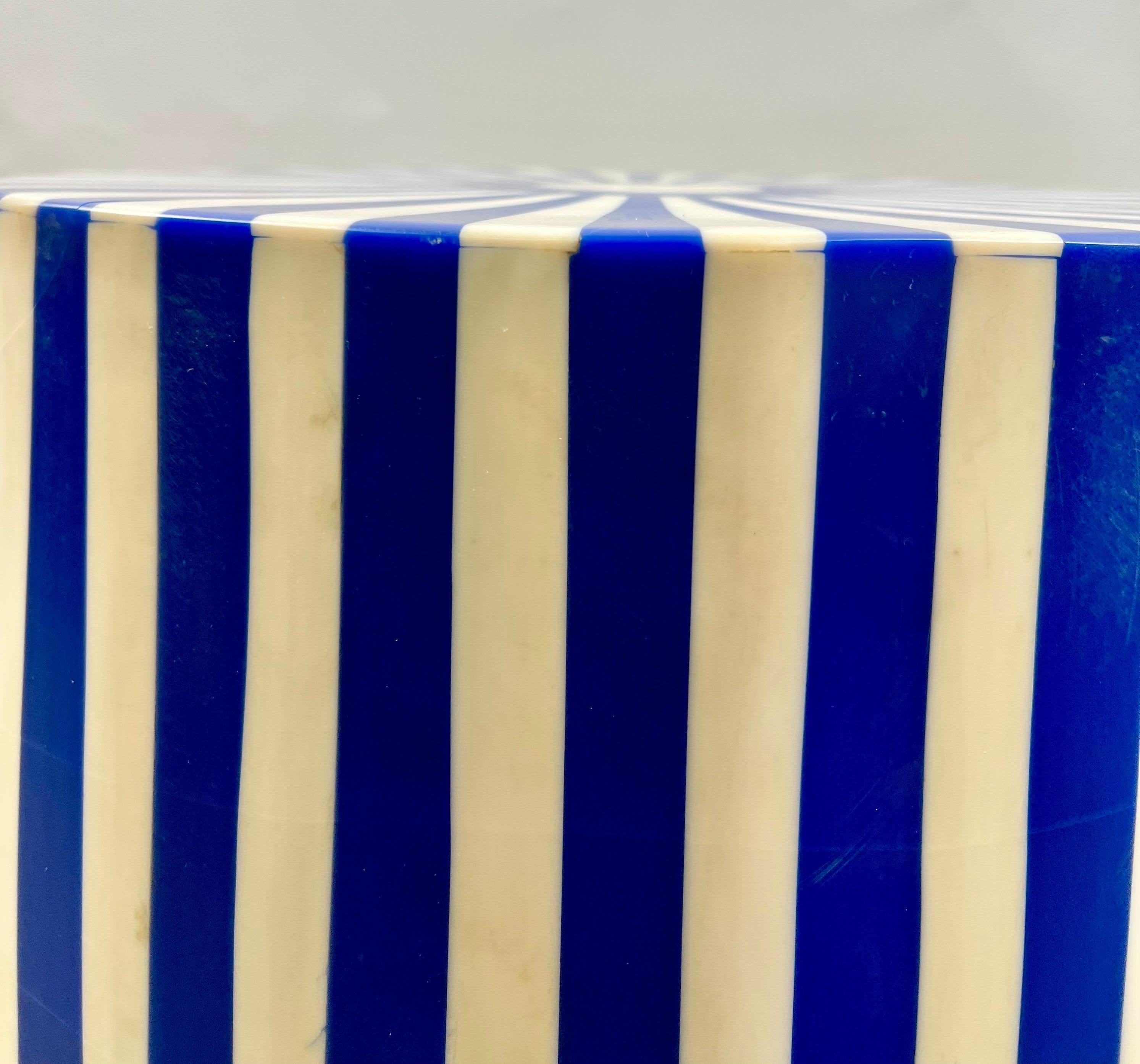 Mesa auxiliar o taburete cilíndrico de resina azul y blanca de estilo art déco siglo XX en venta
