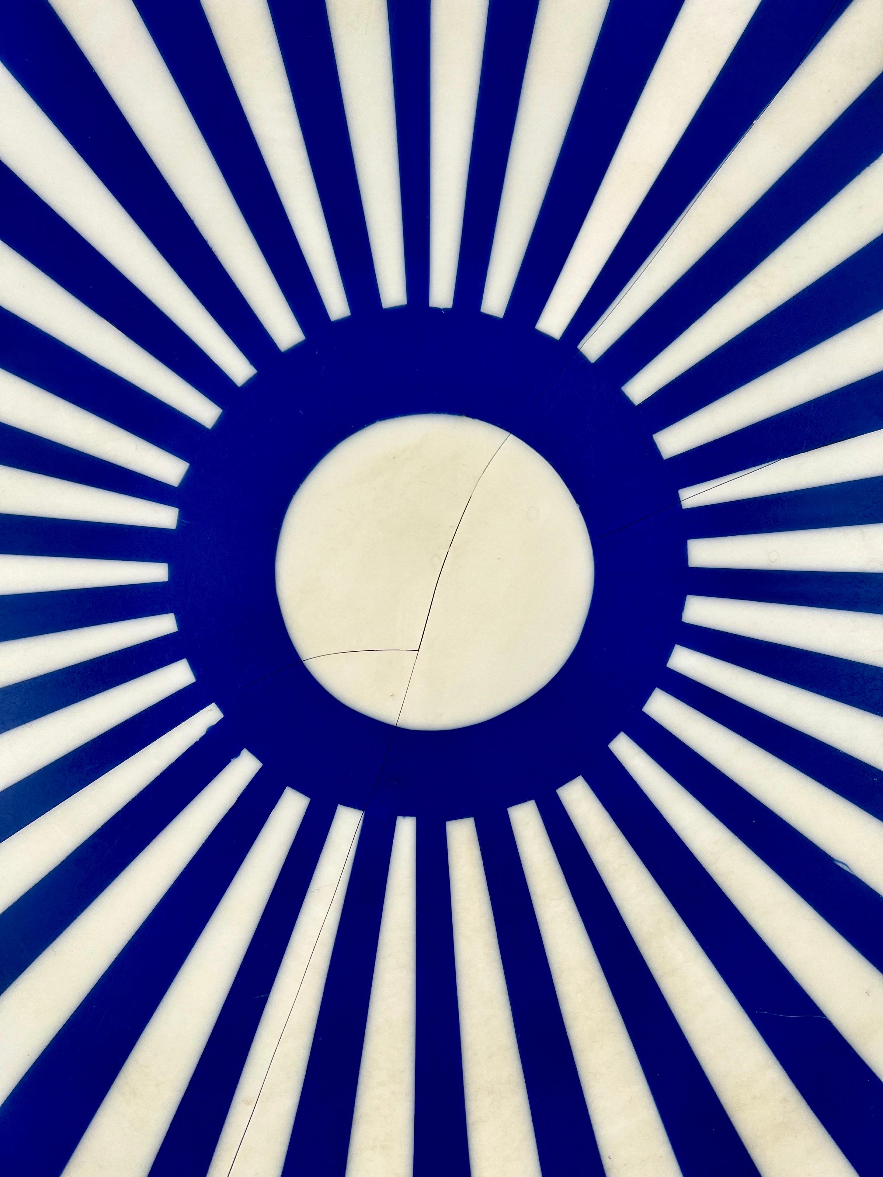 Mesa auxiliar o taburete cilíndrico de resina azul y blanca de estilo art déco Resina en venta