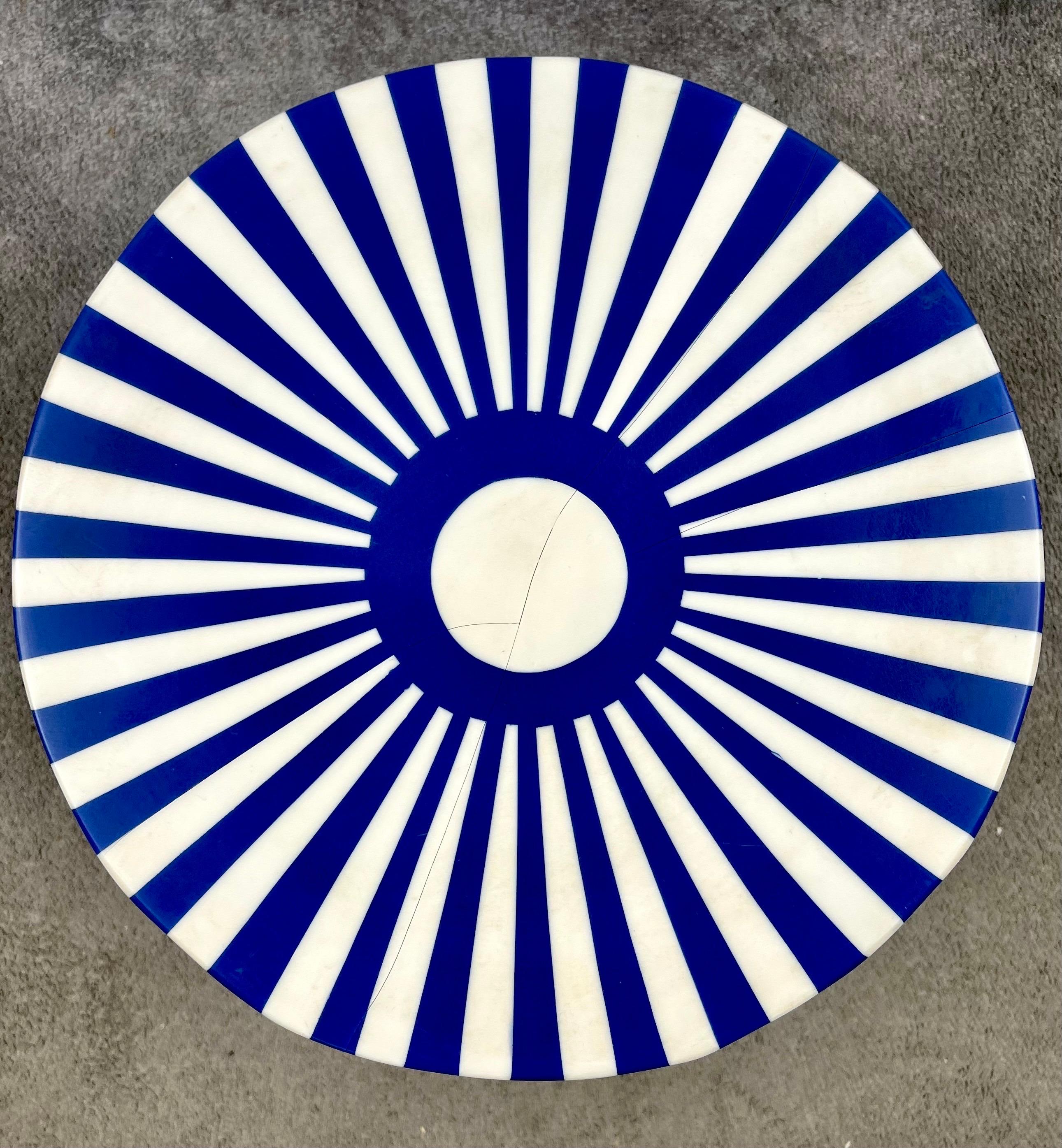 Mesa auxiliar o taburete cilíndrico de resina azul y blanca de estilo art déco en venta 1