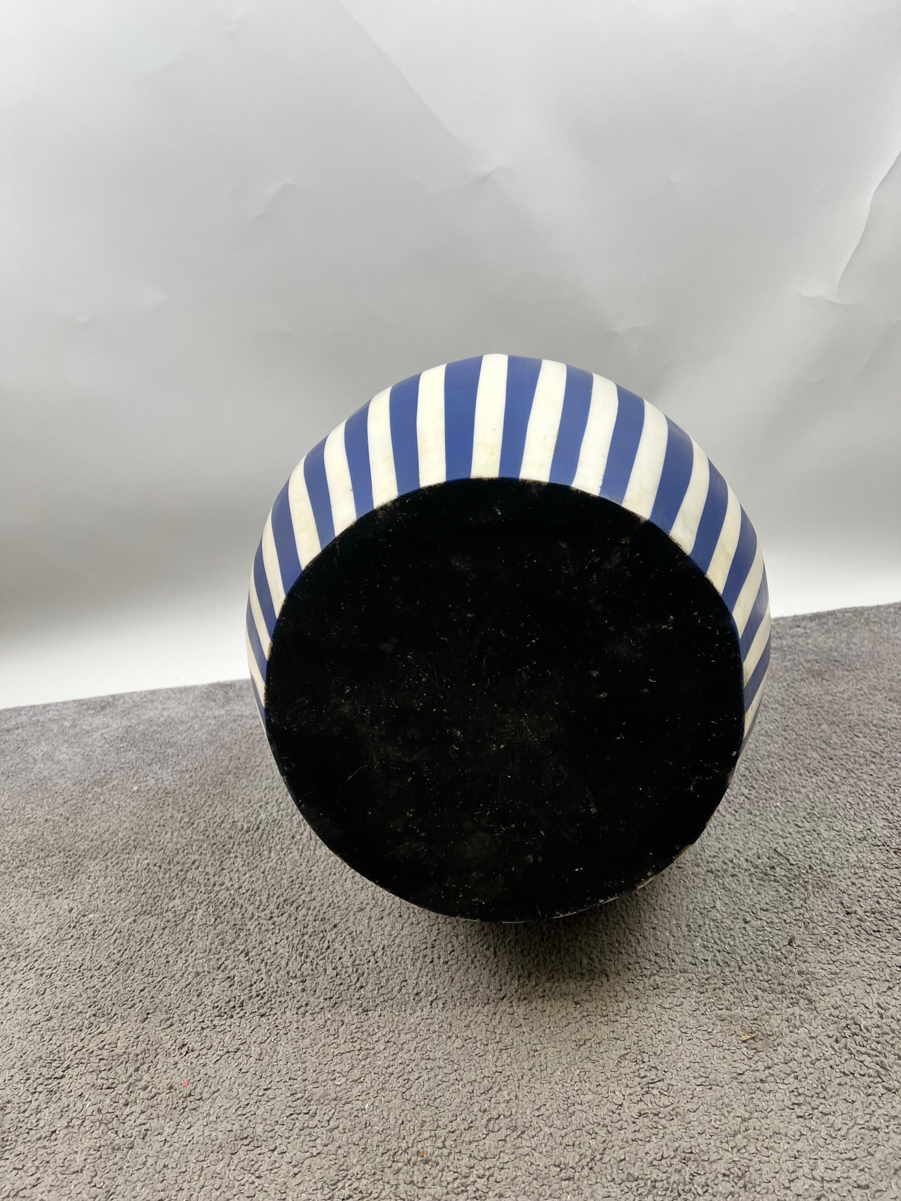 Mesa auxiliar o taburete cilíndrico de resina azul y blanca de estilo art déco en venta 2
