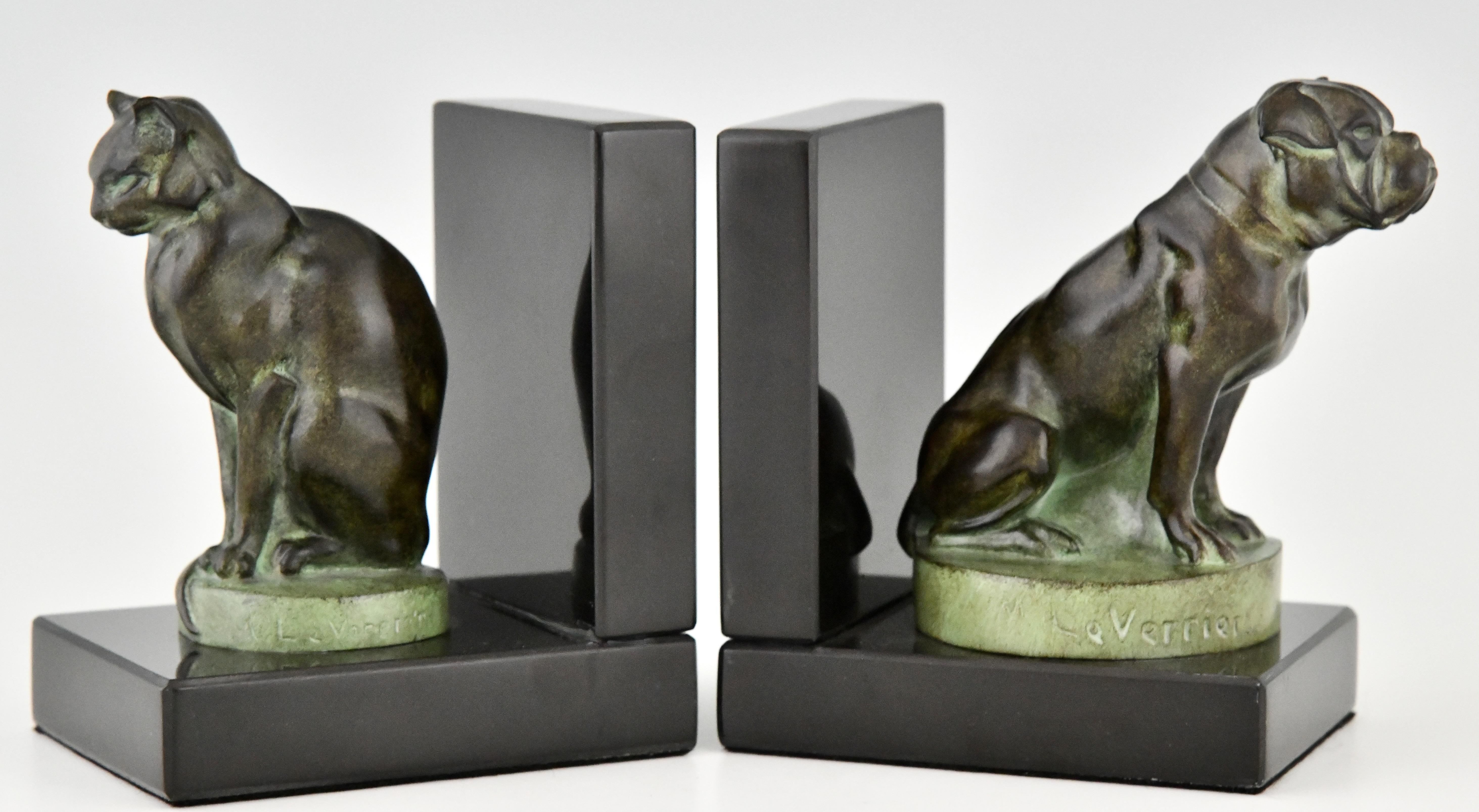 Fermalibri in stile Art Deco con cane e gatto firmati da Max Le Verrier.
Con marchio della fonderia. Art Metal patinato su base di marmo nero.
Design 1930. 
Cast contemporaneo postumo. 
CHAT ET DOGUE. 
Questi fermalibri sono illustrati in:
Max Le