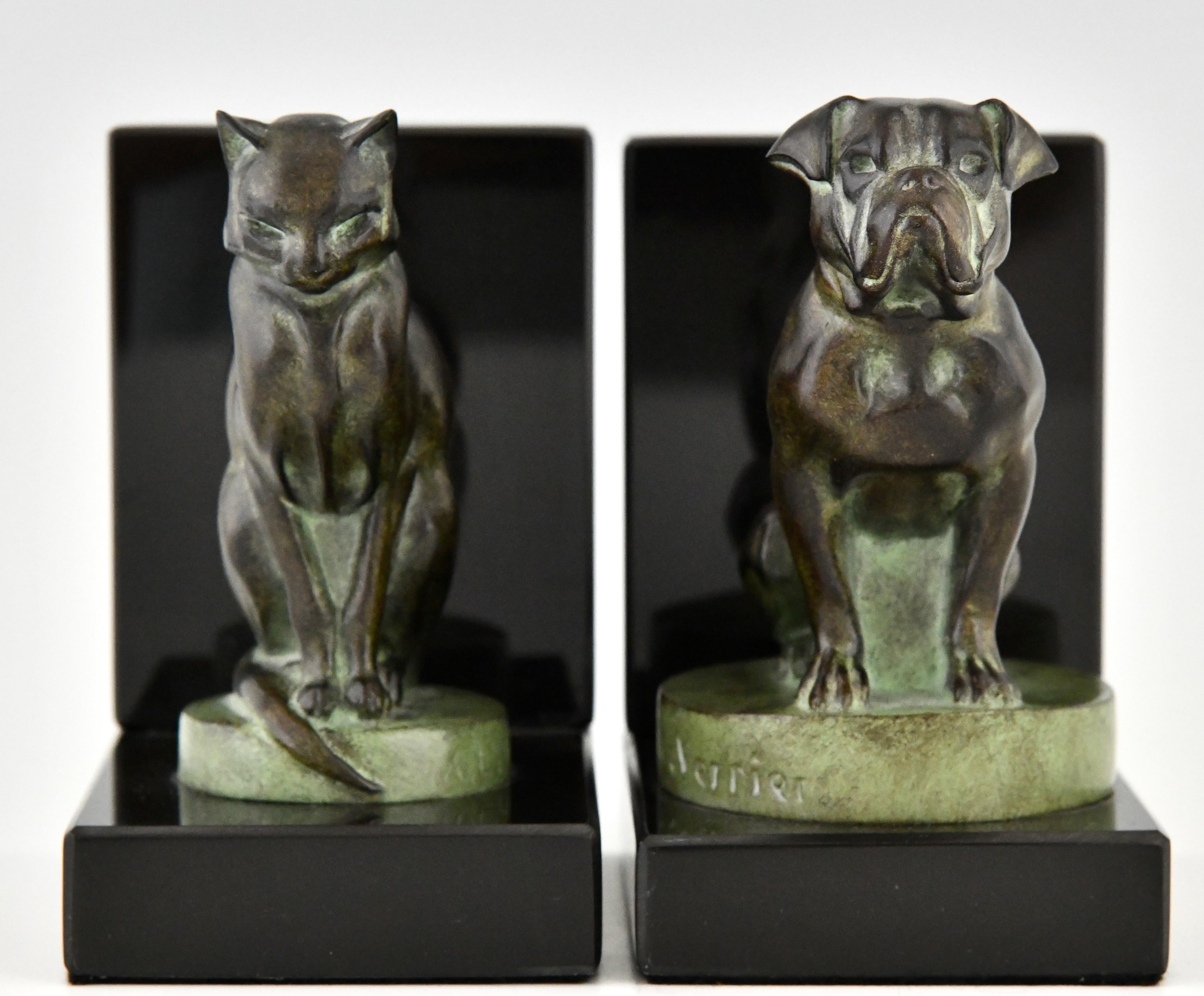 Francese Fermalibri in stile Art Deco con cane e gatto firmati da Max Le Verrier. in vendita