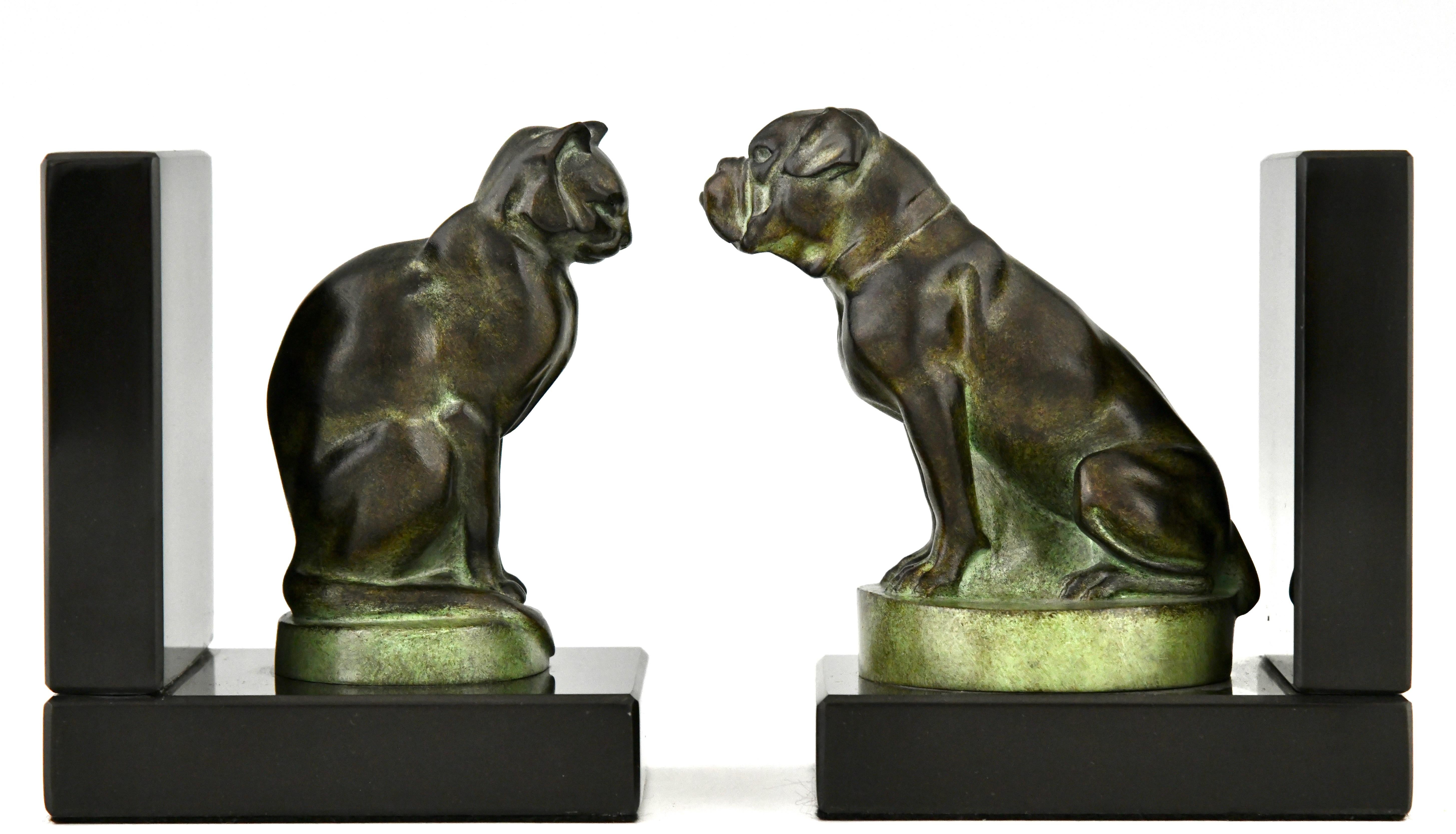 Patinato Fermalibri in stile Art Deco con cane e gatto firmati da Max Le Verrier. in vendita