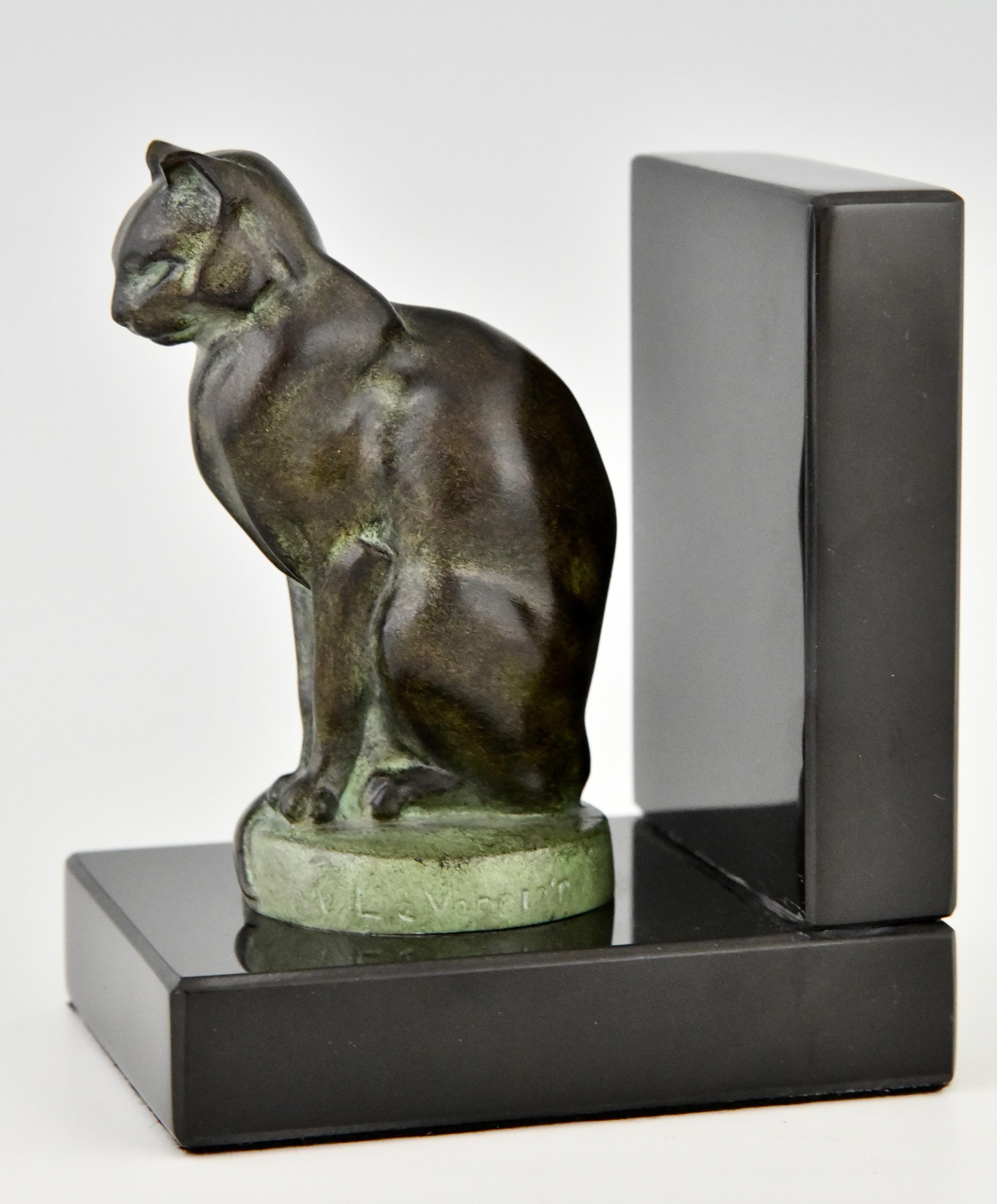 XXI secolo e contemporaneo Fermalibri in stile Art Deco con cane e gatto firmati da Max Le Verrier. in vendita