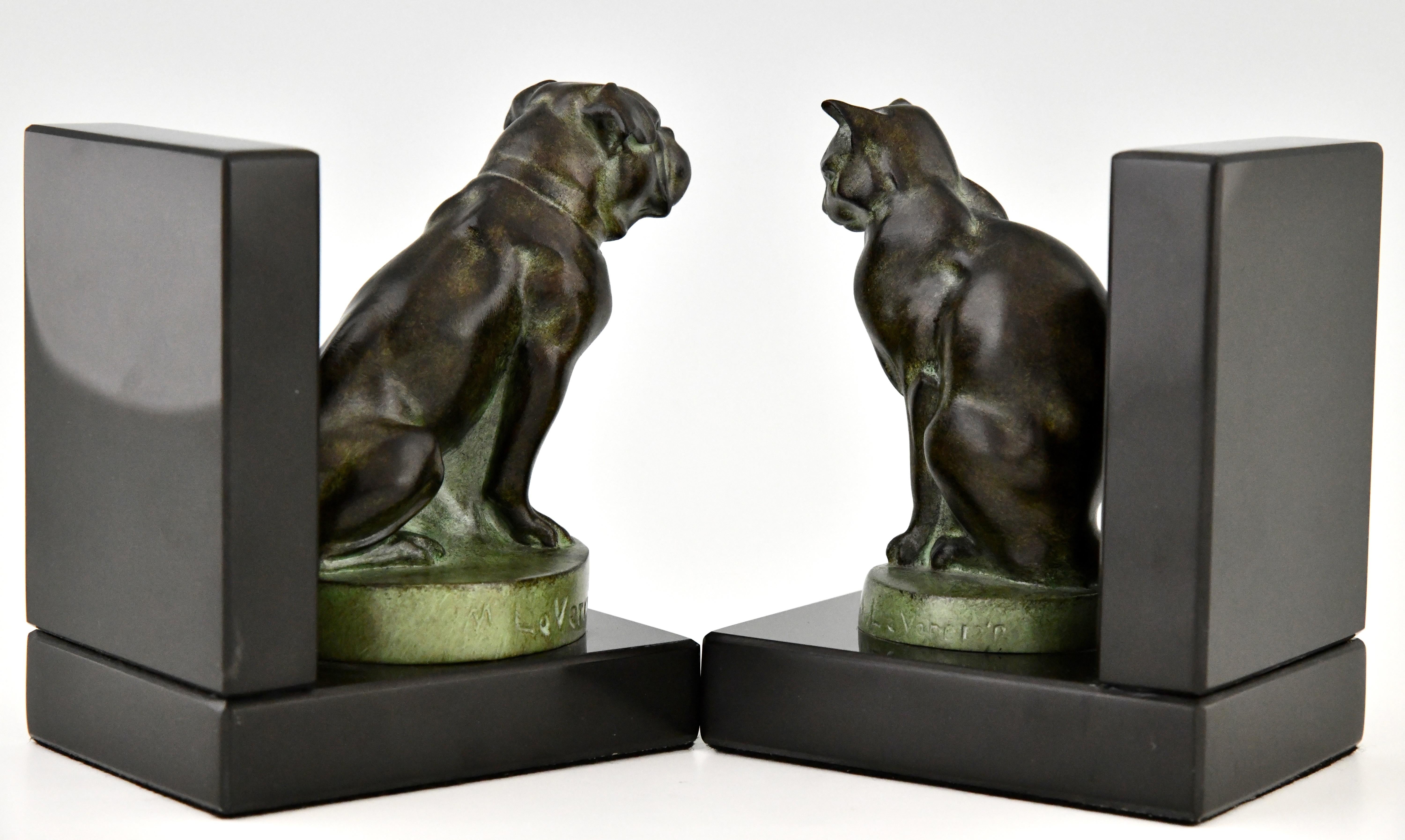 Metallo Fermalibri in stile Art Deco con cane e gatto firmati da Max Le Verrier. in vendita